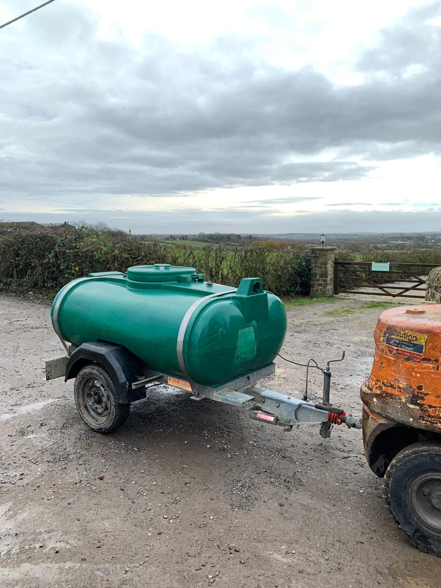 TOW BEHIND WATER BOWSER, 1000 LITRE *PLUS VAT*