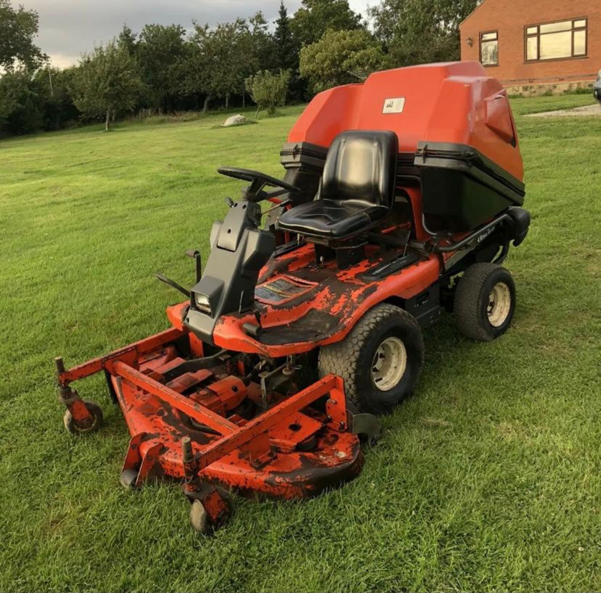 KUBOTA F1900 4WD OUT FRONT RIDE ON LAWN MOWER WITH COLLECTOR, RUNS, DRIVES AND CUTS *NO VAT* - Image 2 of 4