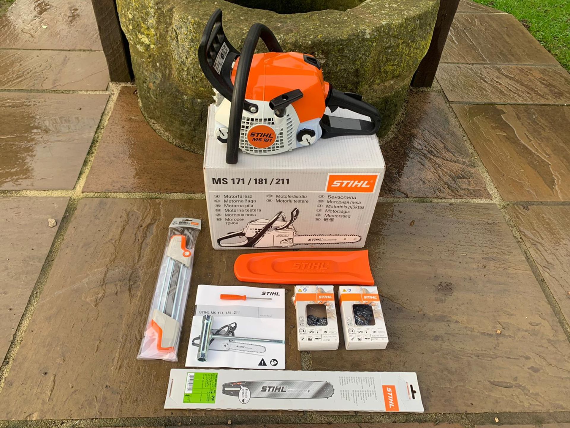 BRAND NEW & UNUSED STIHL MS181 CHAINSAW, C/W 14" BAR X2 CHAINS, MANUAL, TOOLS, 2IN1 FILE, BAR COVER