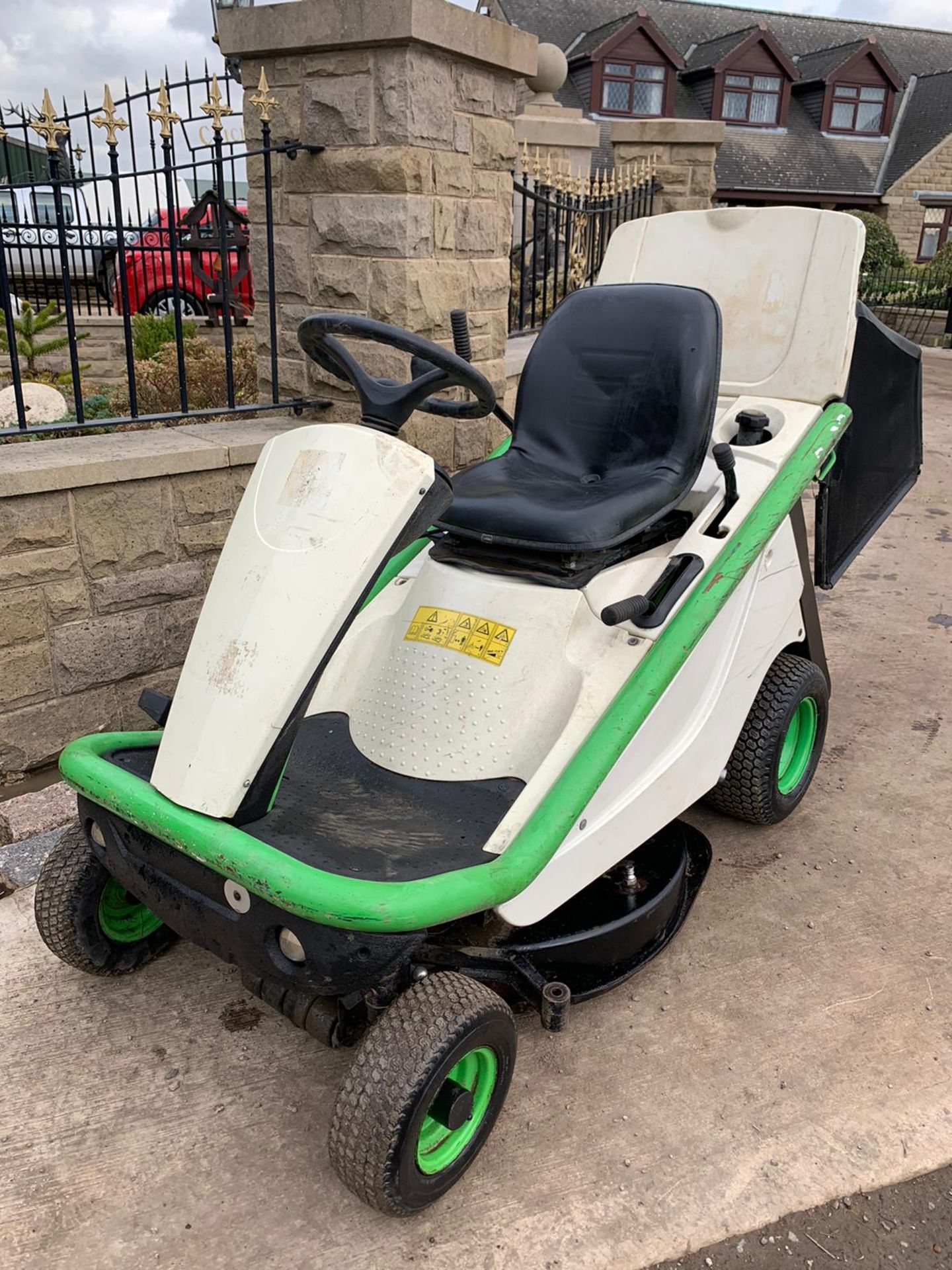 2015 ETESIA HYDRO 80 RIDE ON LAWN MOWER, RUNS, DRIVES AND CUTS *PLUS VAT* - Image 3 of 5