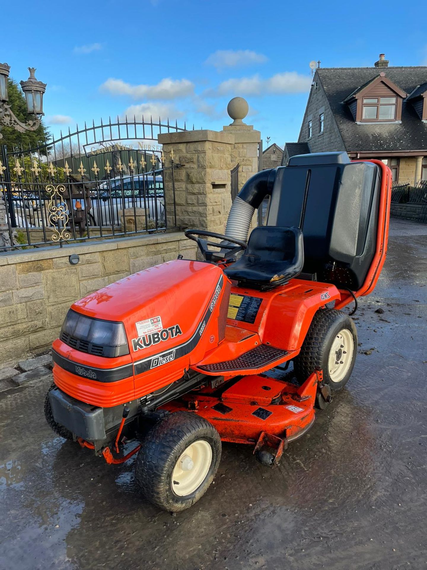 KUBOTA G1900 HST 4WS RIDE ON MOWER WITH COLLECTOR, RUNS, DRIVES AND CUTS, DIESEL ENGINE *NO VAT* - Image 3 of 7