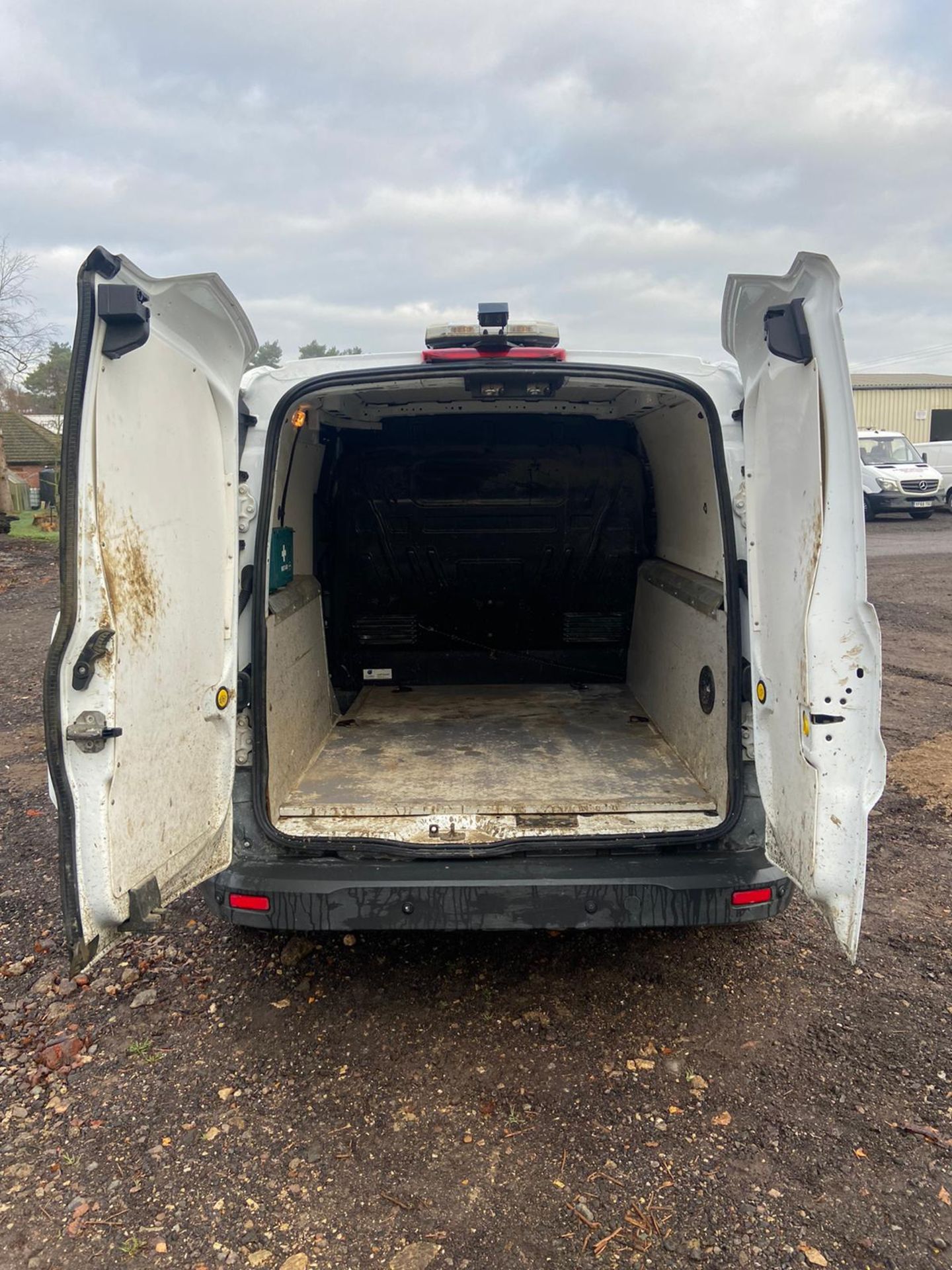 2015/64 REG FORD TRANSIT CONNECT 200 ECONETIC 1.6 DIESEL WHITE PANEL VAN, SHOWING 0 FORMER KEEPERS - Image 9 of 10