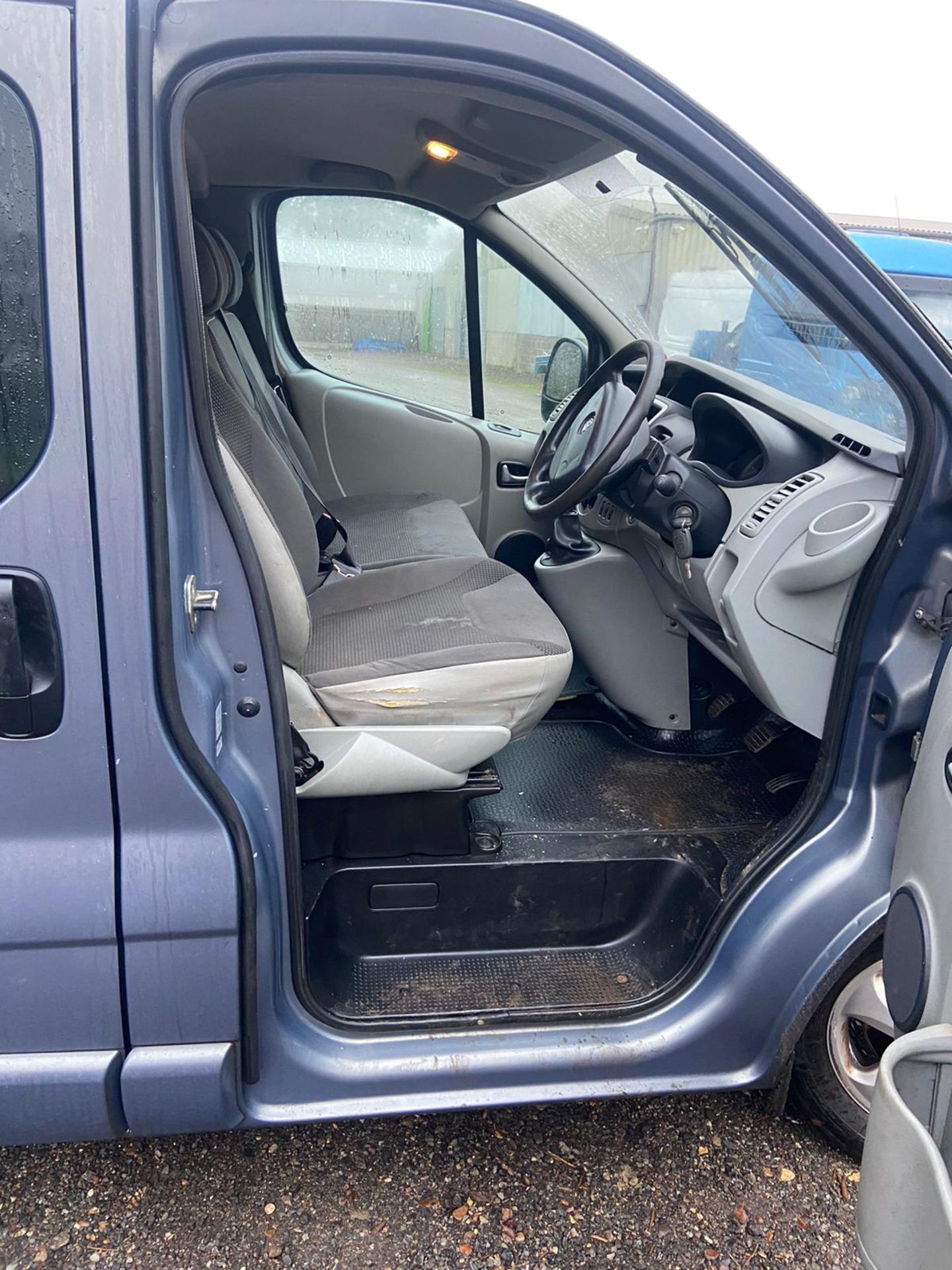 2011/61 REG VAUXHALL VIVARO 2900 SPORT CDTI SW 2.0 DIESEL GREY PANEL VAN, SHOWING 1 FORMER KEEPER - Image 8 of 12