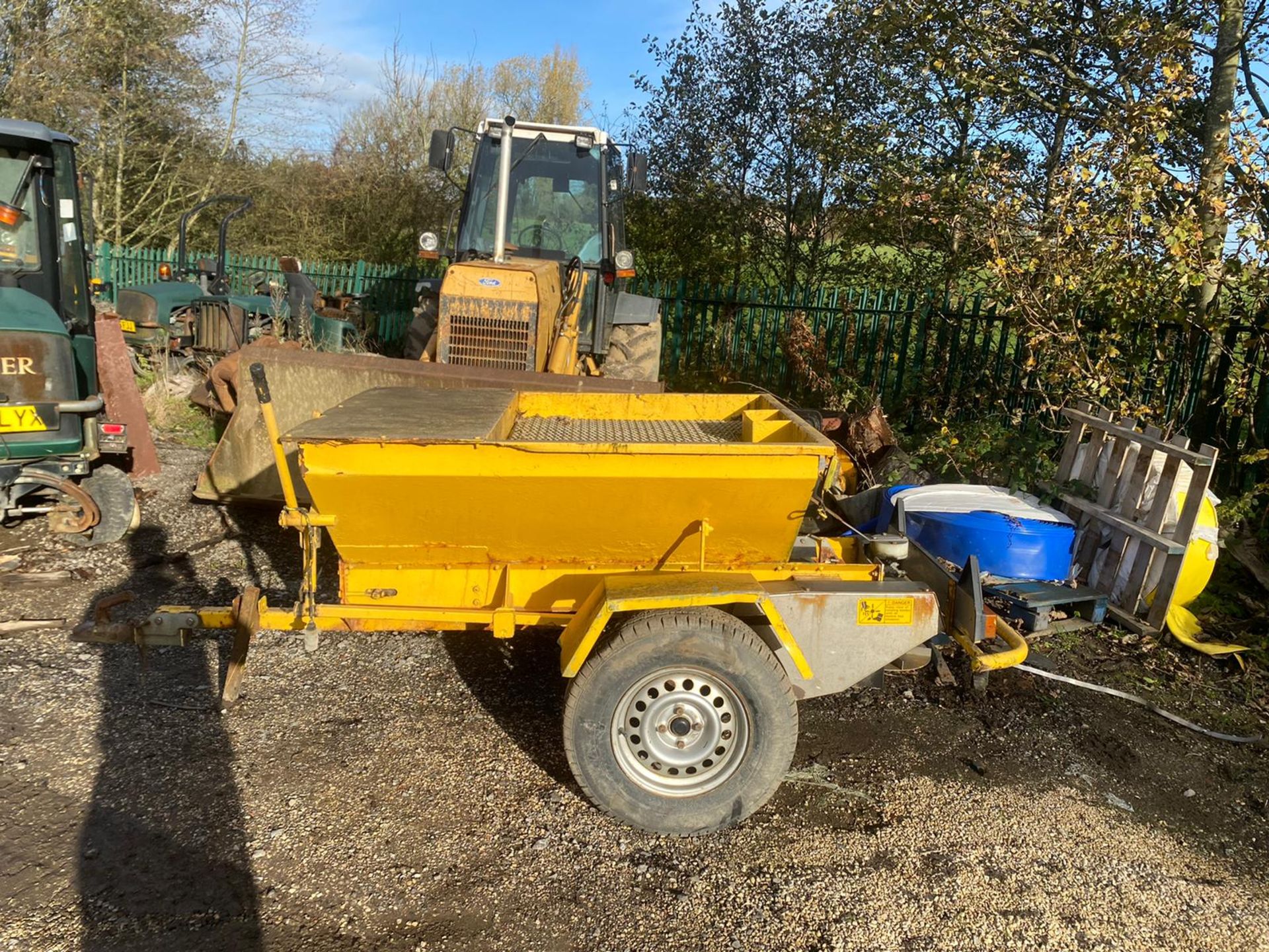 TOW BEHIND GRITTER IN WORKING ORDER *PLUS VAT* - Image 2 of 6