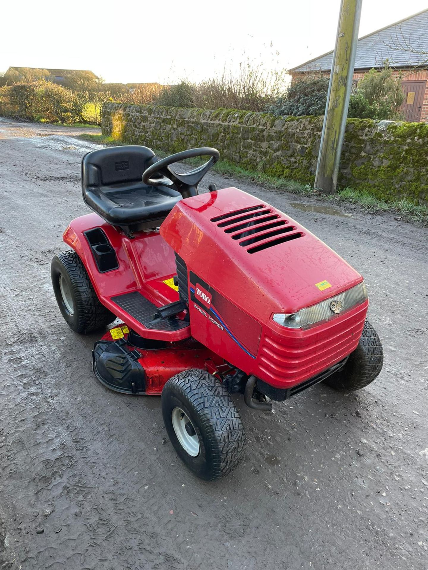 TORO 14-38 HXL RIDE ON MOWER, RUNS, DRIVES AND CUTS, CLEAN MACHINE *NO VAT* - Image 2 of 6