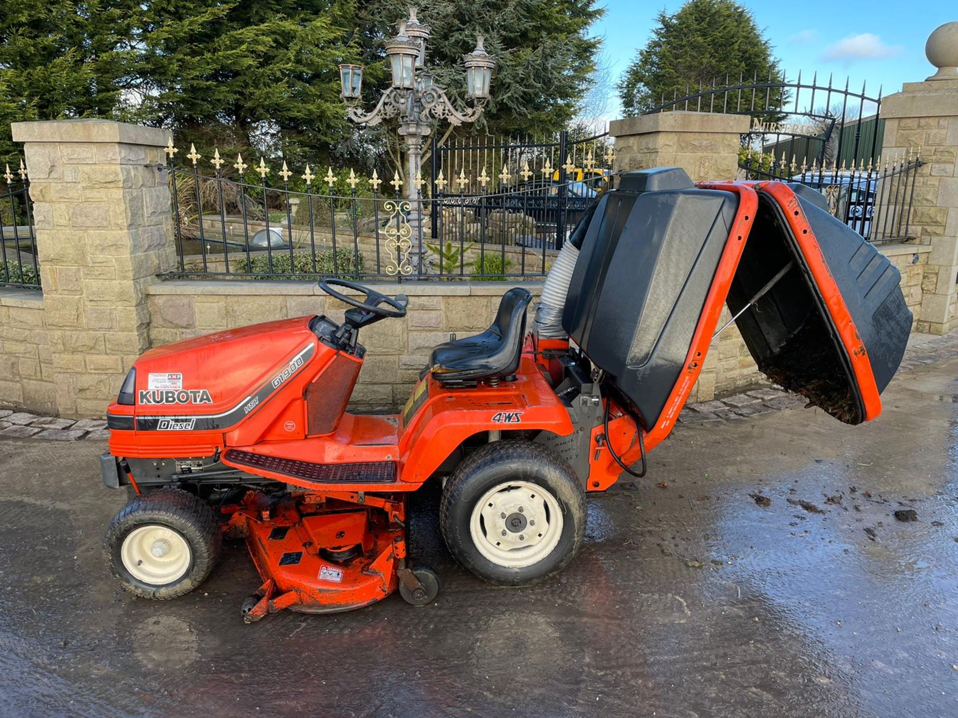 KUBOTA G1900 HST 4WS RIDE ON MOWER WITH COLLECTOR, RUNS, DRIVES AND CUTS, DIESEL ENGINE *NO VAT* - Image 4 of 7