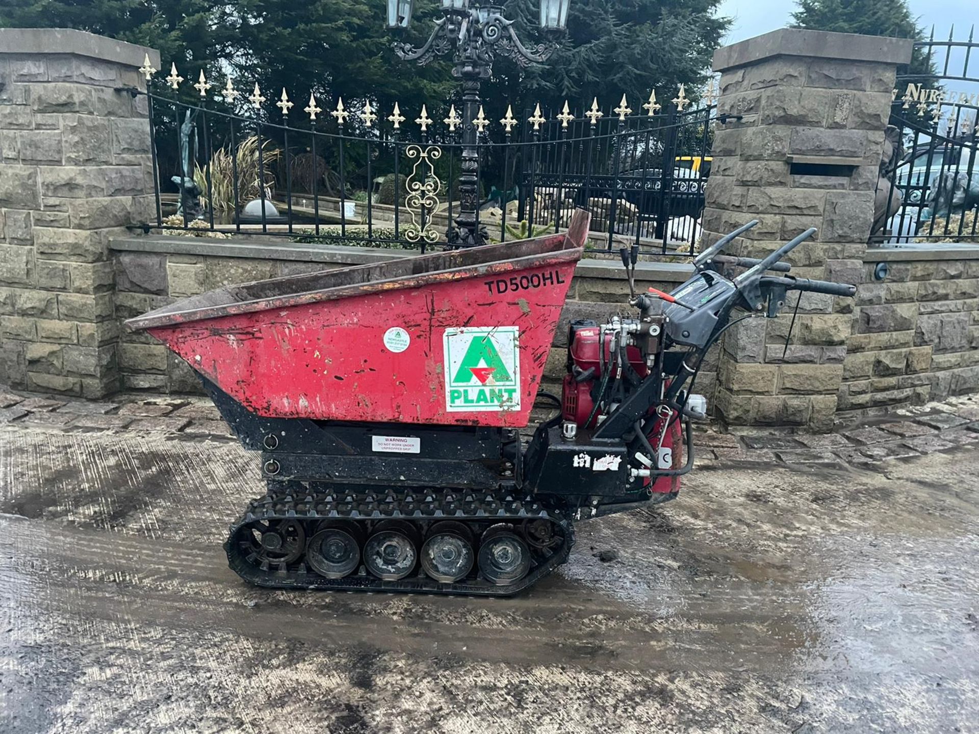 TASKMAN WALK BEHIND TRACKED DUMPER, HONDA PETROL ENGINE, HI TIP, RUNS, DRIVES & LIFTS *PLUS VAT* - Image 3 of 6