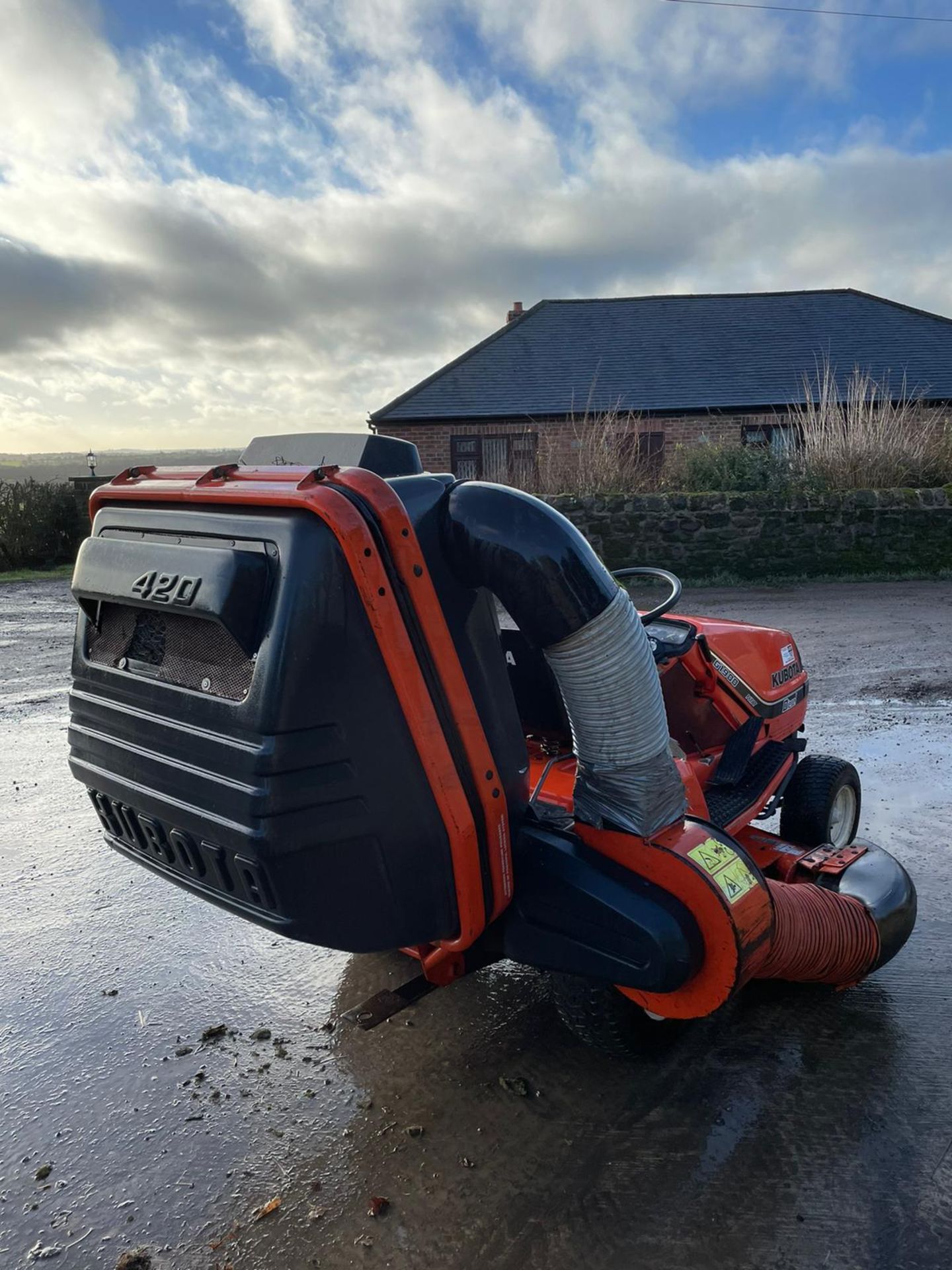 KUBOTA G1900 HST 4WS RIDE ON MOWER WITH COLLECTOR, RUNS, DRIVES AND CUTS, DIESEL ENGINE *NO VAT* - Image 7 of 7