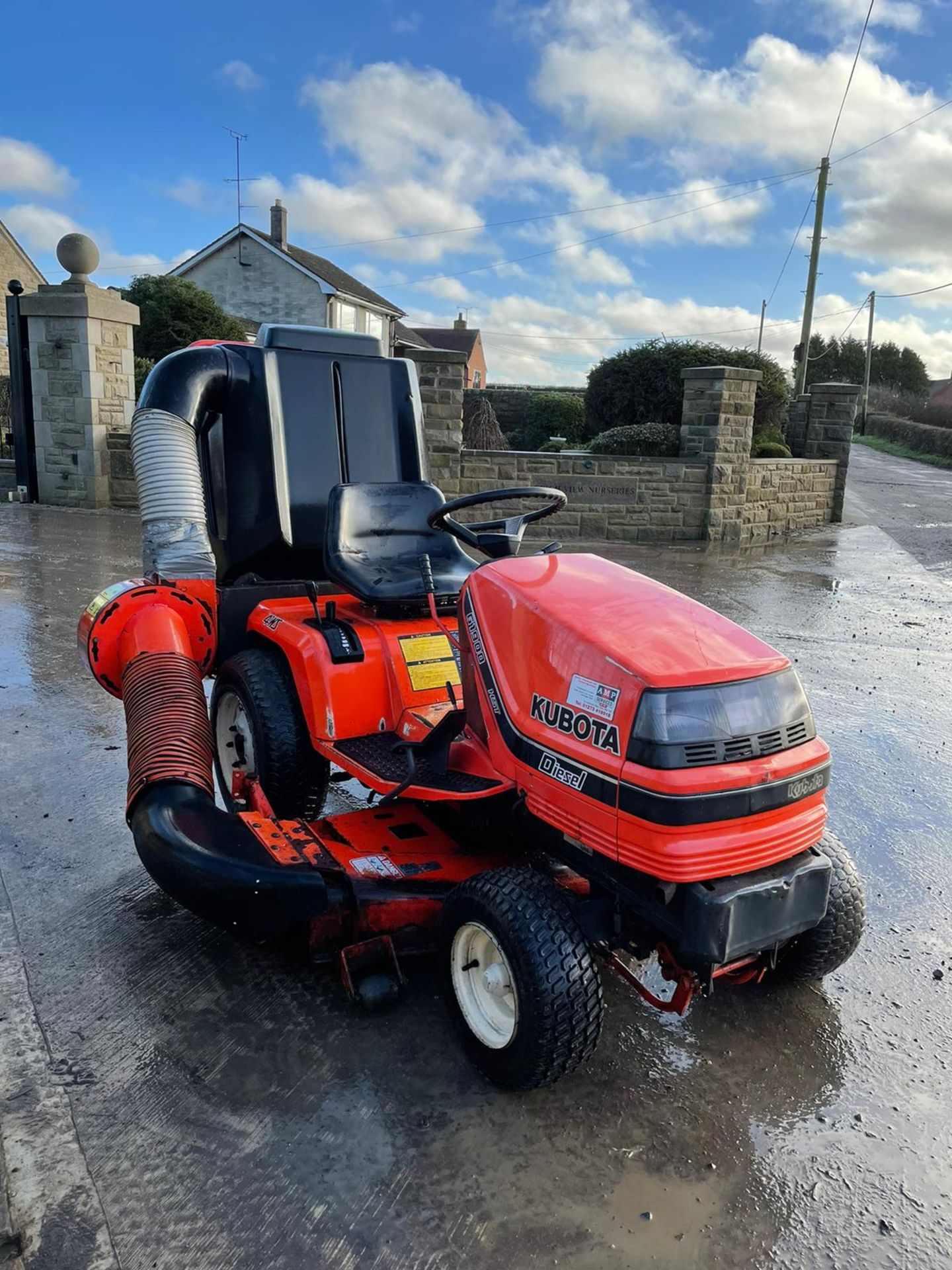 KUBOTA G1900 HST 4WS RIDE ON MOWER WITH COLLECTOR, RUNS, DRIVES AND CUTS, DIESEL ENGINE *NO VAT* - Image 2 of 7