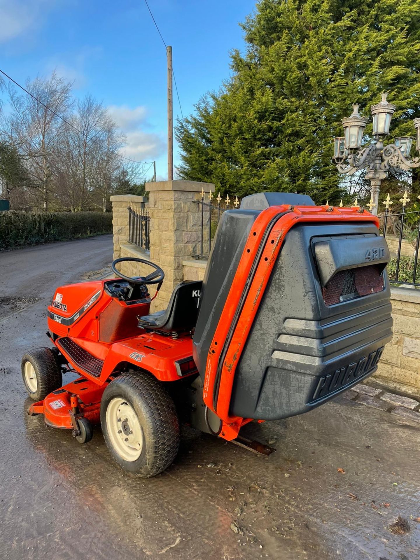 KUBOTA G1900 HST 4WS RIDE ON MOWER WITH COLLECTOR, RUNS, DRIVES AND CUTS, DIESEL ENGINE *NO VAT* - Image 6 of 7