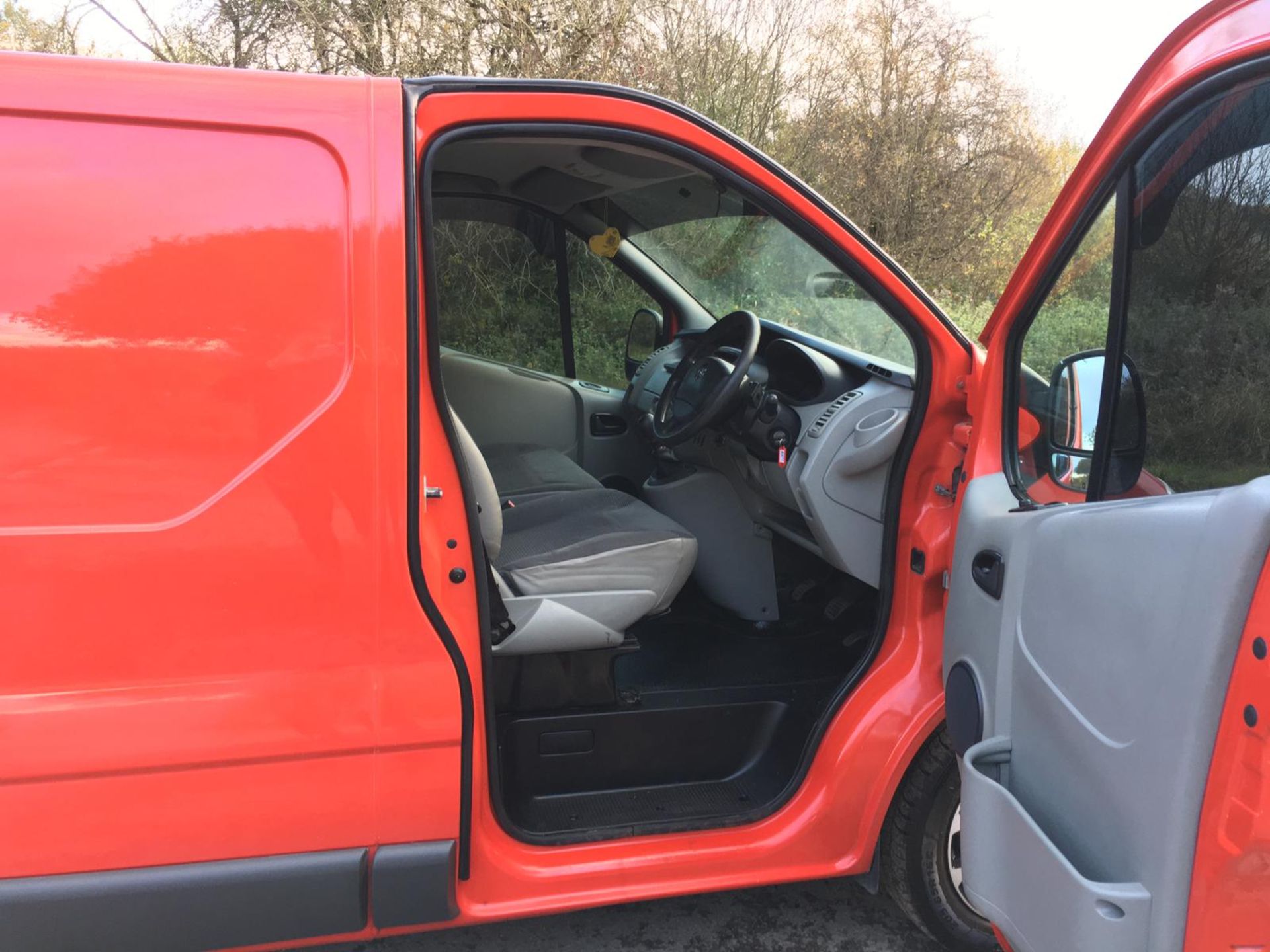 2011/11 REG VAUXHALL VIVARO 2700 CDTI 113 SWB 2.0 DIESEL RED PANEL VAN, SHOWING 2 FORMER KEEPERS - Image 7 of 11