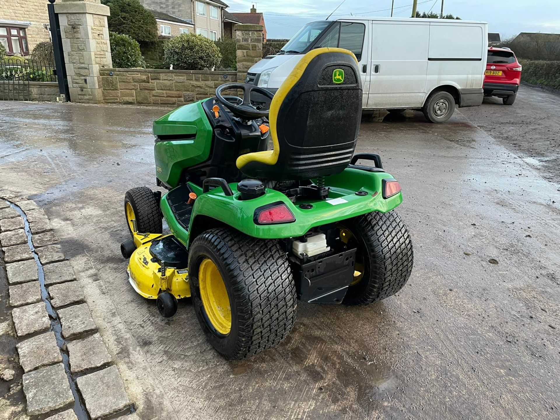 2015 JOHN DEERE X590 RIDE ON MOWER, RUNS, DRIVES AND CUTS, CLEAN MACHINE *NO VAT* - Image 3 of 5