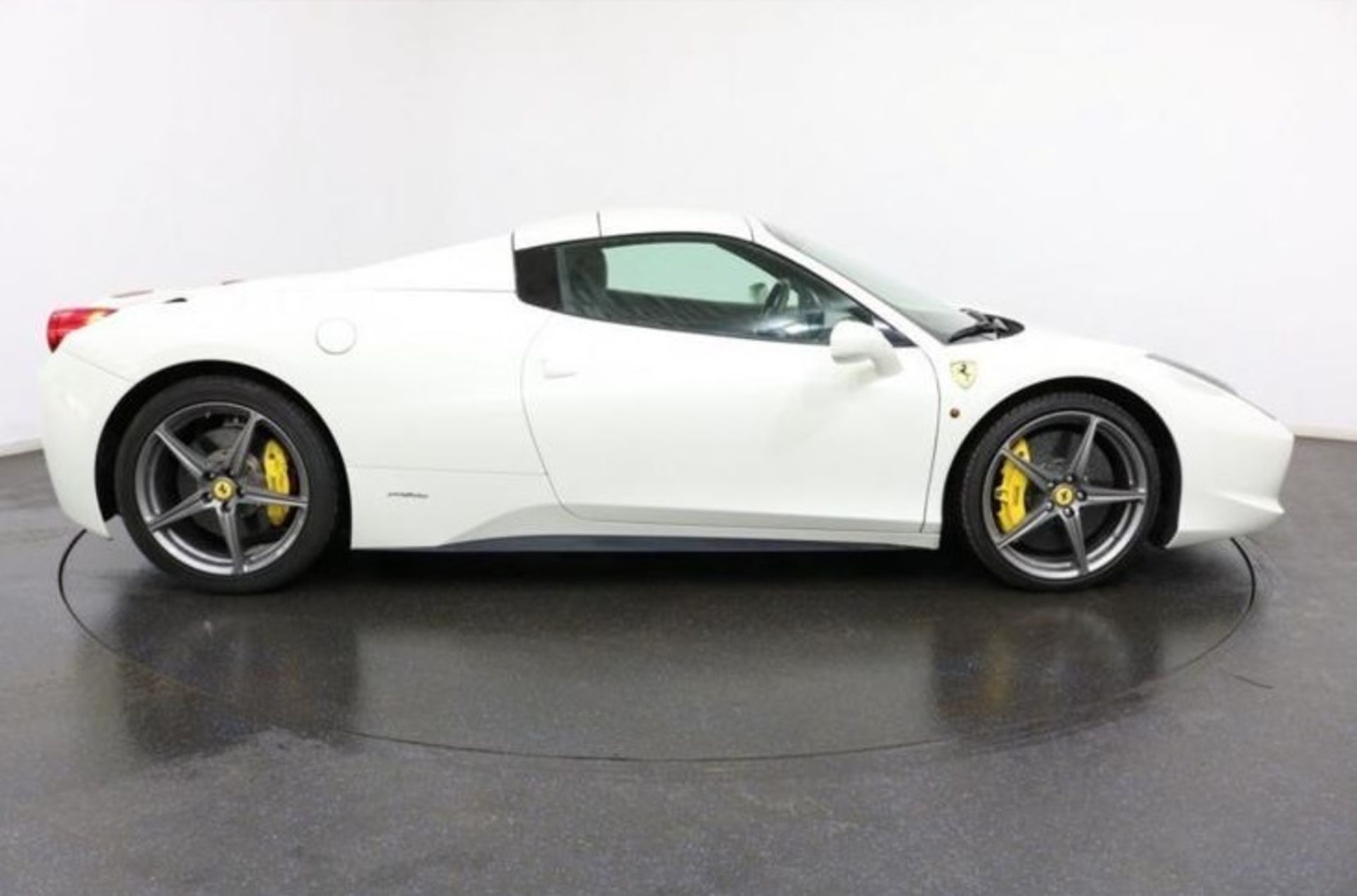 2013 Ferrari 458 spider white 25,000 miles full Ferrari service histroy 4.5 DCT 2dr auto 570bhp - Image 4 of 11