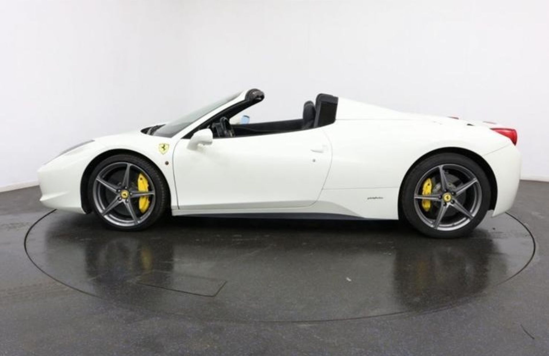 2013 Ferrari 458 spider white 25,000 miles full Ferrari service histroy 4.5 DCT 2dr auto 570bhp - Image 2 of 11