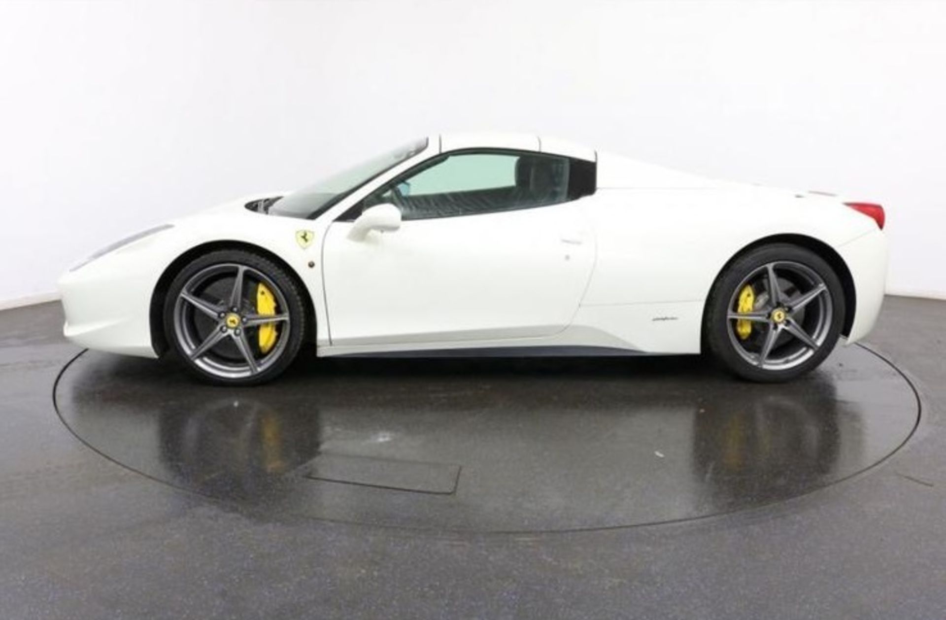 2013 Ferrari 458 spider white 25,000 miles full Ferrari service histroy 4.5 DCT 2dr auto 570bhp - Image 6 of 11