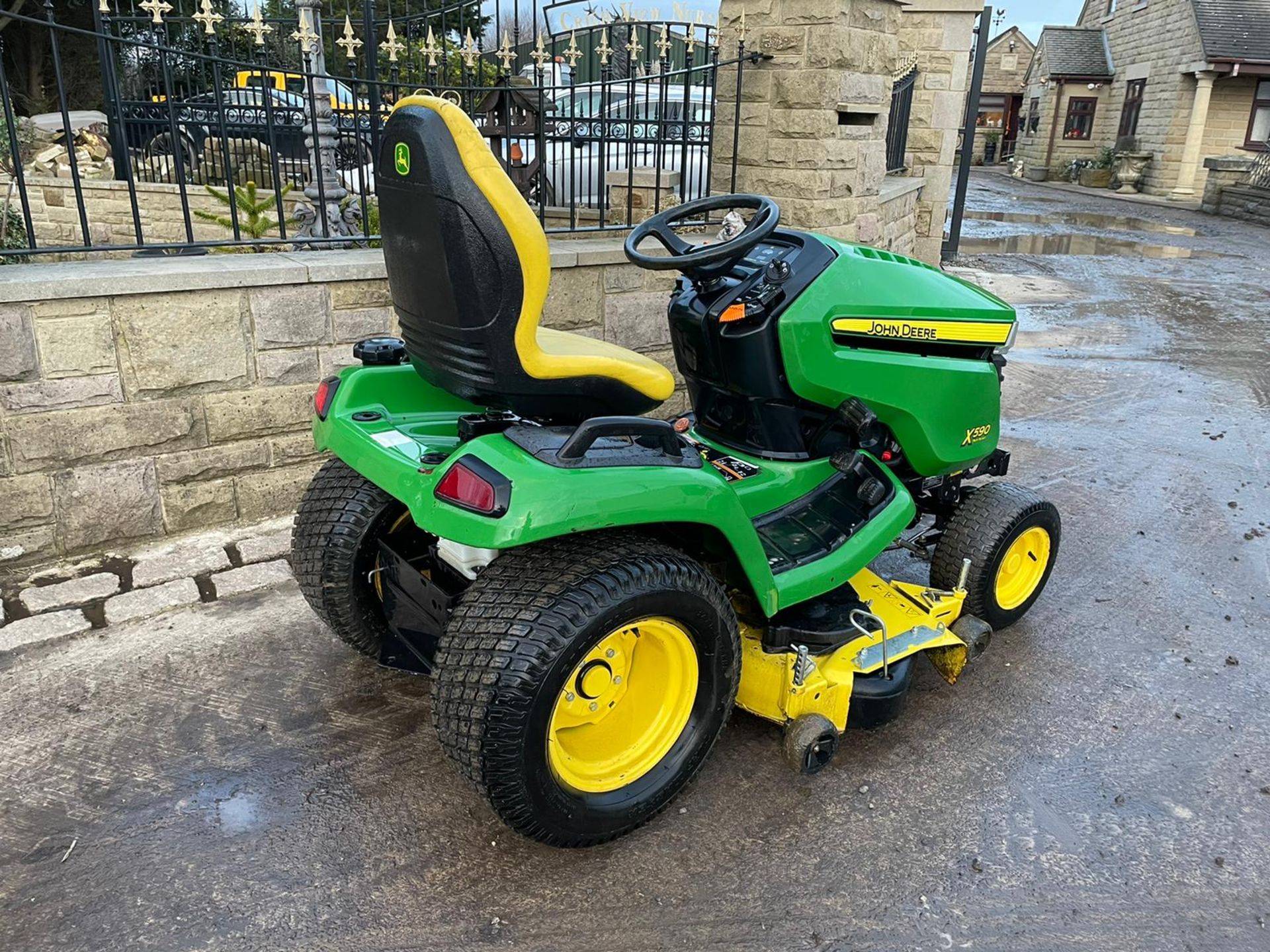 2015 JOHN DEERE X590 RIDE ON MOWER, RUNS, DRIVES AND CUTS, CLEAN MACHINE *NO VAT* - Image 5 of 5