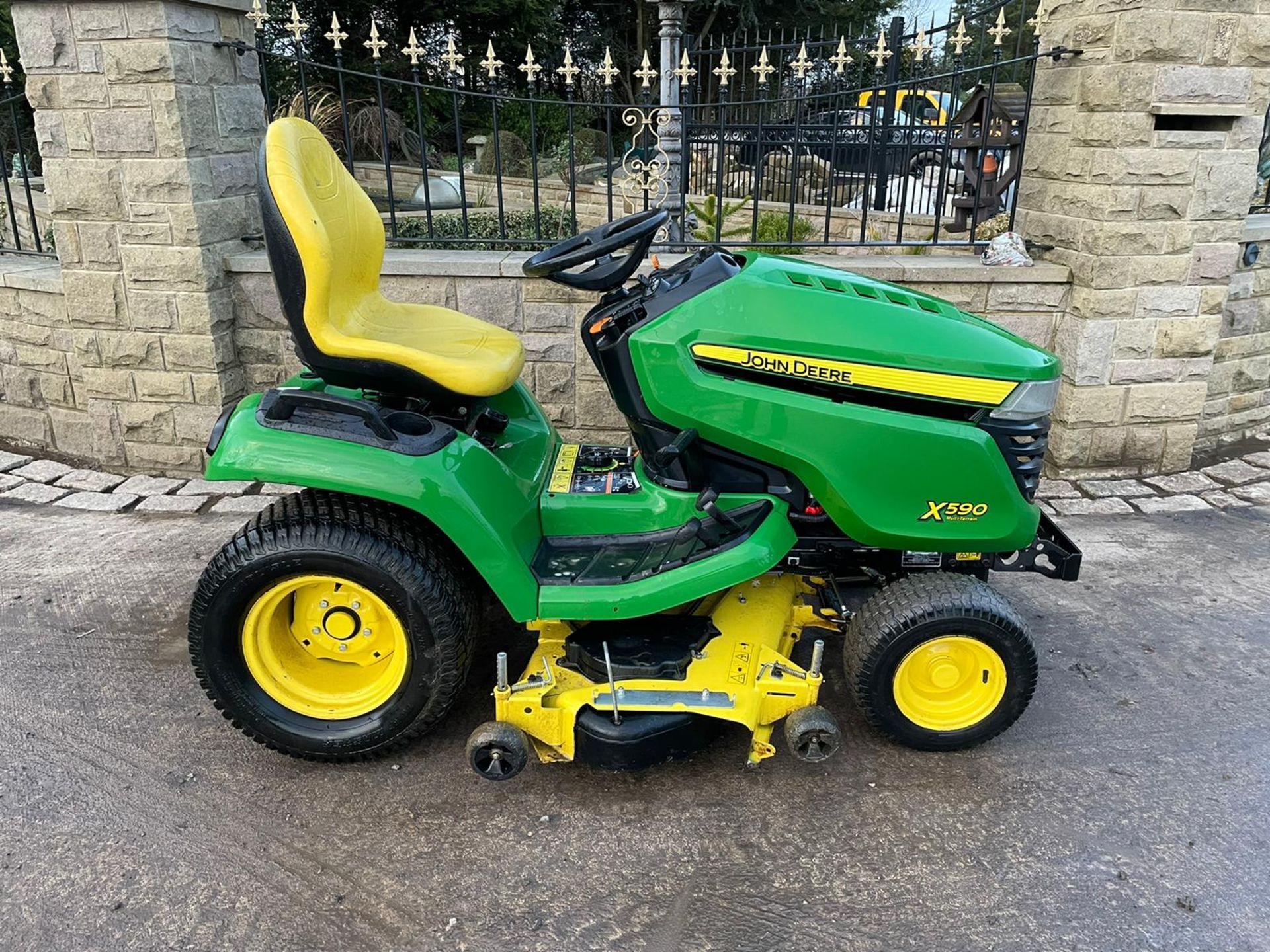 2015 JOHN DEERE X590 RIDE ON MOWER, RUNS, DRIVES AND CUTS, CLEAN MACHINE *NO VAT* - Image 4 of 5