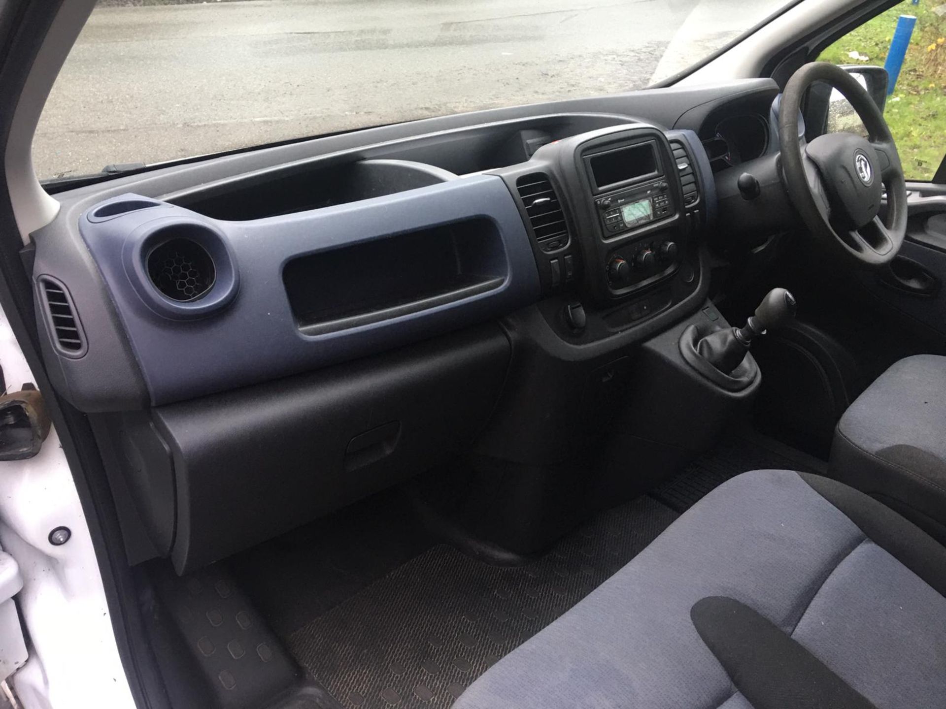 2015/15 REG VAUXHALL VIVARO 2900 CDTI 1.6 DIESEL CREW PANEL VAN, SHOWING 1 FORMER KEEPER *NO VAT* - Image 16 of 25