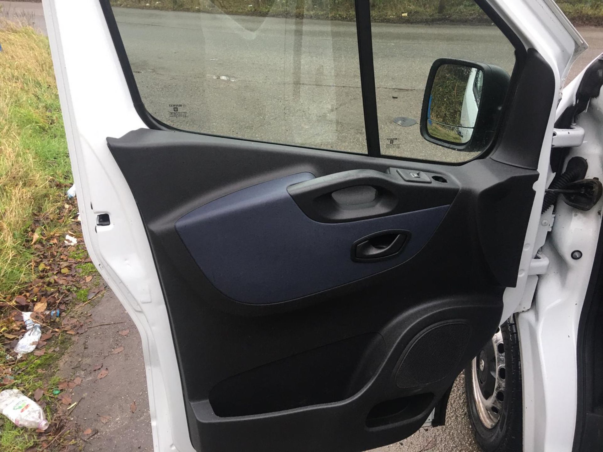 2015/15 REG VAUXHALL VIVARO 2900 CDTI 1.6 DIESEL CREW PANEL VAN, SHOWING 1 FORMER KEEPER *NO VAT* - Image 21 of 25