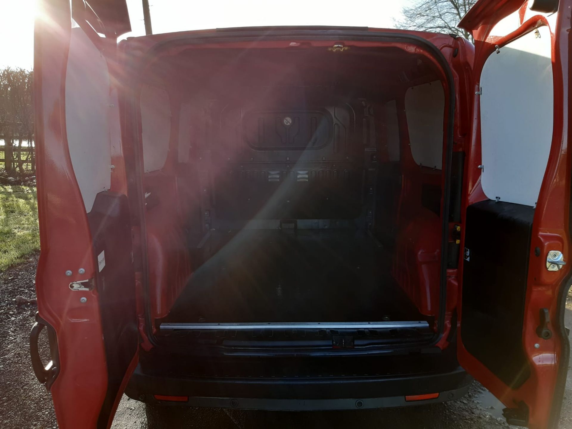 2014/14 REG FIAT DOBLO 16V MULTIJET 1.25 DIESEL RED PANEL VAN, SHOWING 0 FORMER KEEPERS *PLUS VAT* - Image 5 of 7