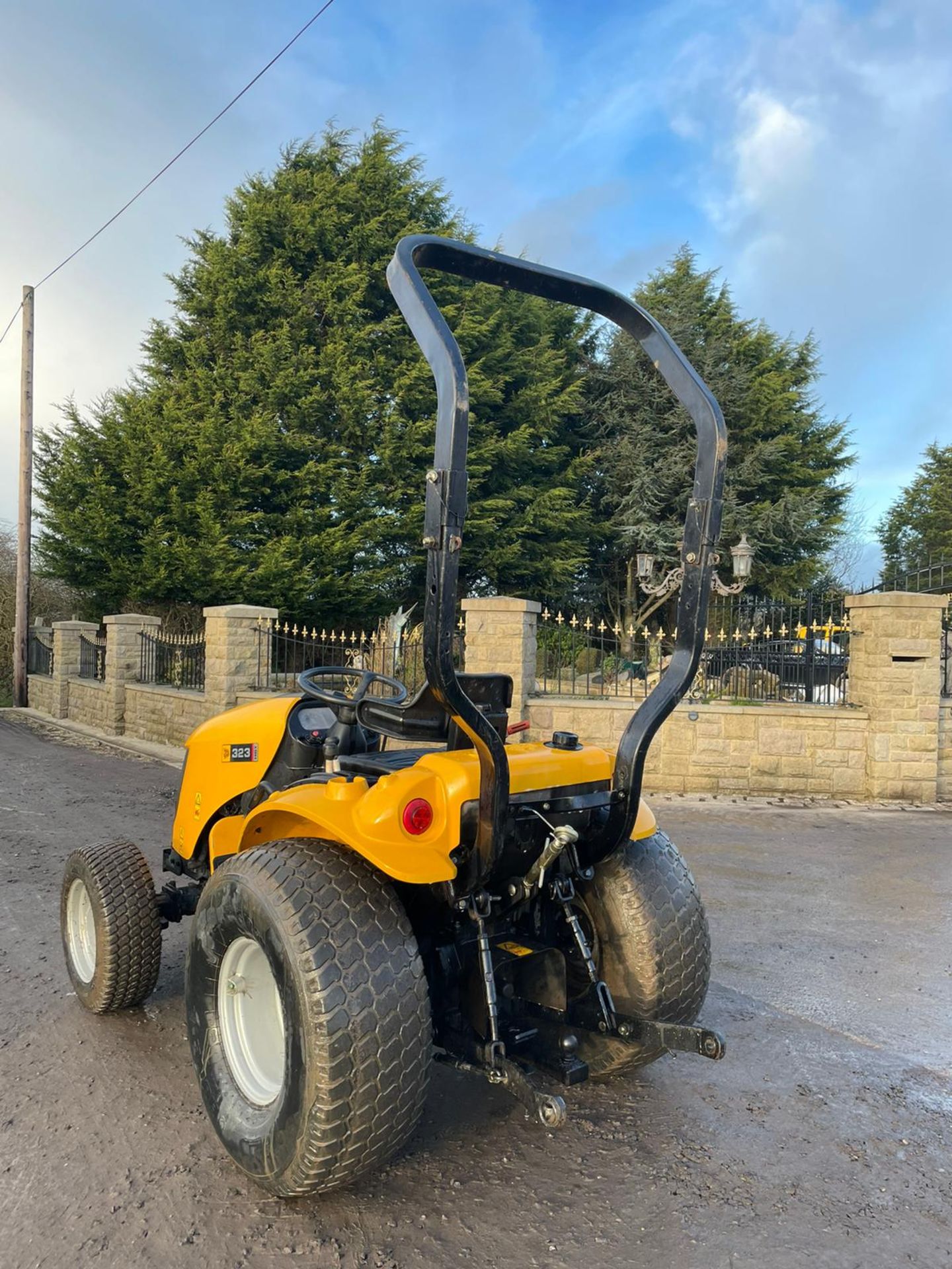 JCB 323 COMPACT TRACTOR, RUNS, WORKS, IN GOOD CONDITION, 4WD, GRASS TYRES, 3 POINT LINKAGE, DRAW BAR - Image 3 of 6