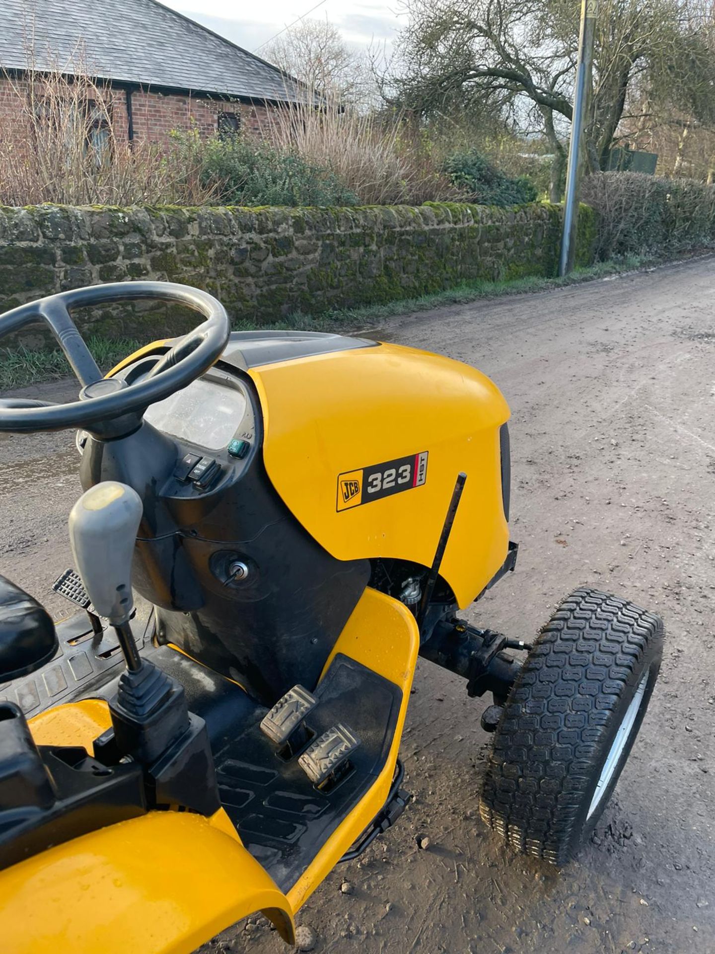 JCB 323 COMPACT TRACTOR, RUNS, WORKS, IN GOOD CONDITION, 4WD, GRASS TYRES, 3 POINT LINKAGE, DRAW BAR - Image 6 of 6