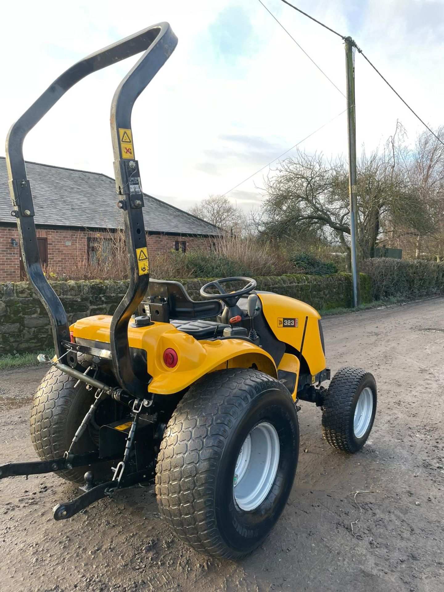 JCB 323 COMPACT TRACTOR, RUNS, WORKS, IN GOOD CONDITION, 4WD, GRASS TYRES, 3 POINT LINKAGE, DRAW BAR - Image 4 of 6