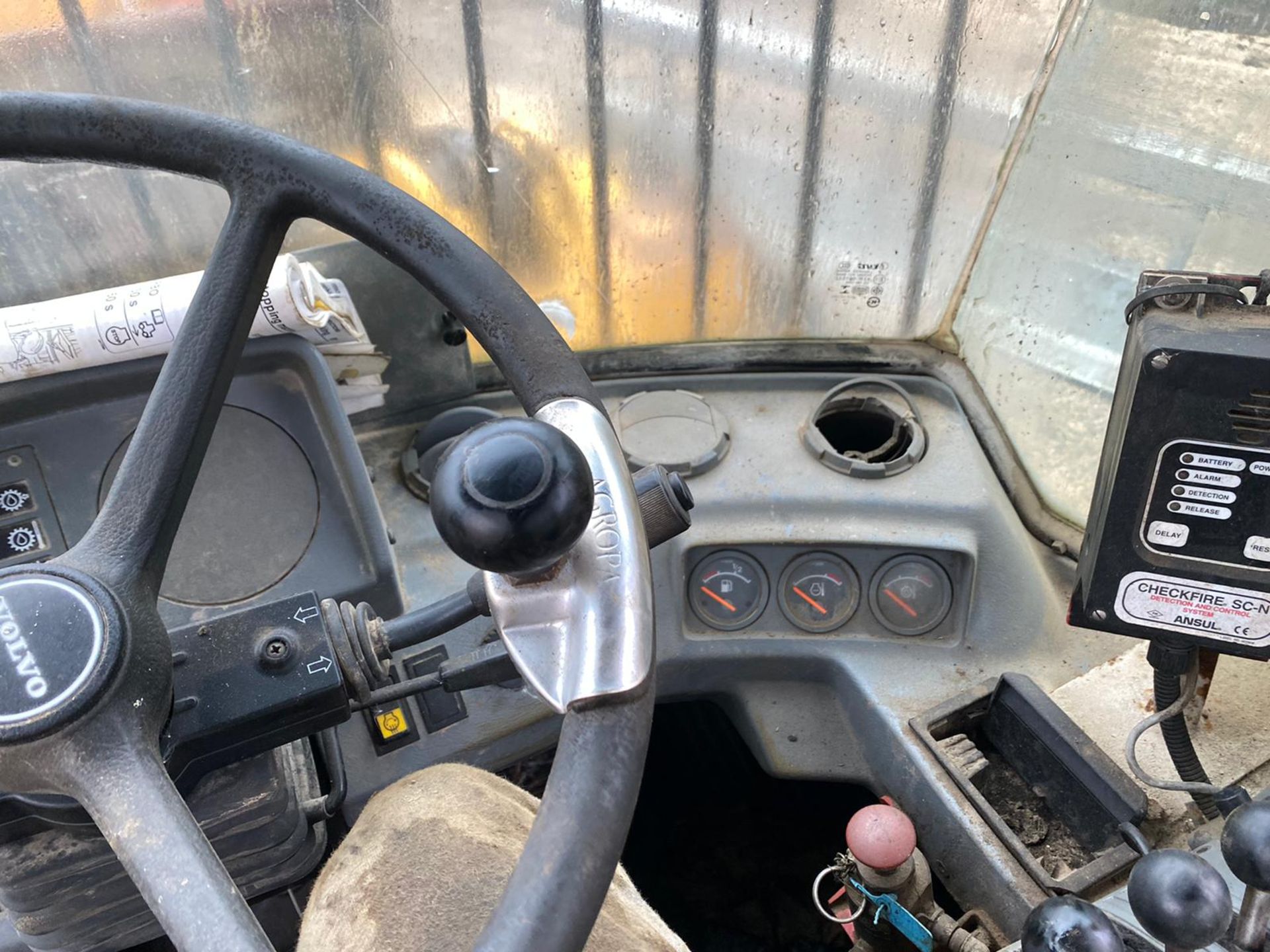 VOLVO L70C LOADING SHOVEL, RUNS AND LIFTS, BUT NO DASH LIGHTS SO FORWARD & REVERSE DONT WORK - Image 5 of 9