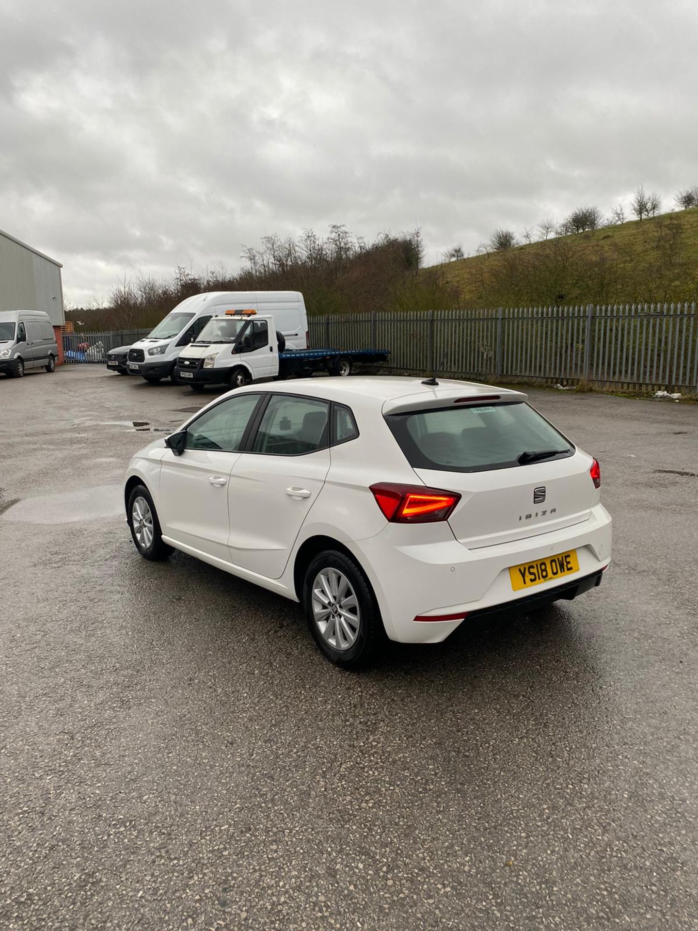 2018/18 REG SEAT IBIZA SE TECHNOLOGY MPI 999CC PETROL WHITE 5DR HATCHBACK, SHOWING 0 FORMER KEEPERS - Image 4 of 11