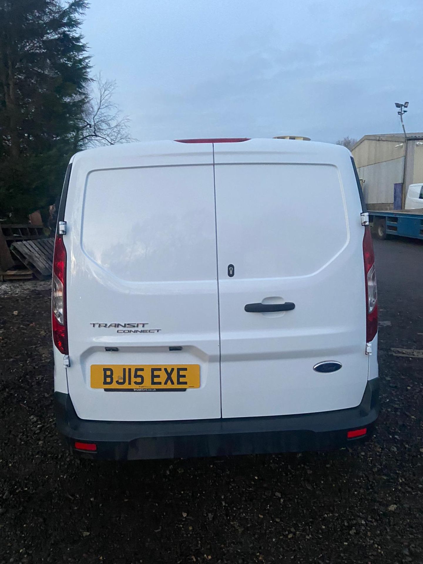 2015/15 REG FORD TRANSIT CONNECT 210 TREND 1.6 DIESEL WHITE PANEL VAN, SHOWING 1 FORMER KEEPER - Image 5 of 10