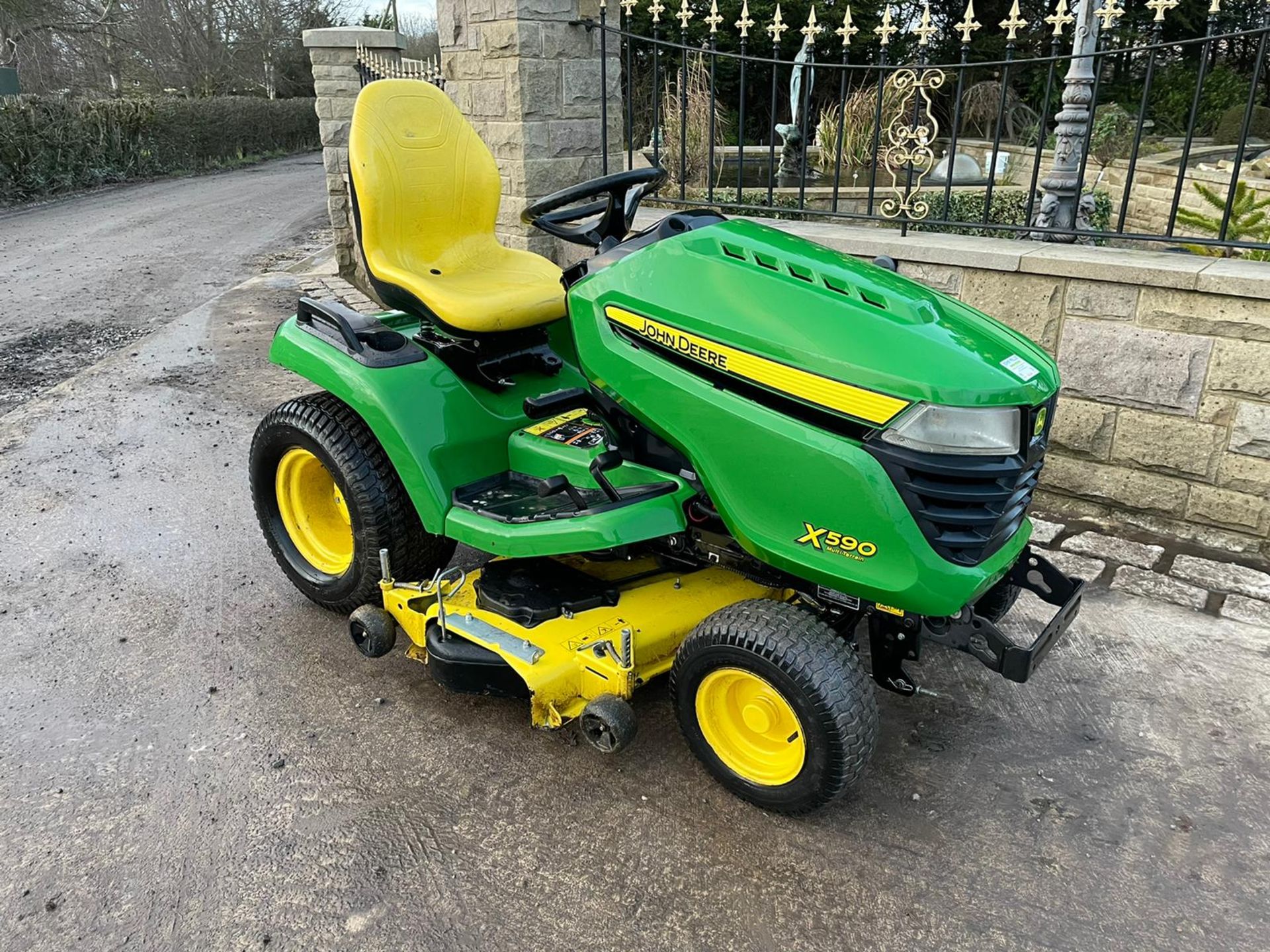 2015 JOHN DEERE X590 RIDE ON MOWER, RUNS, DRIVES AND CUTS, CLEAN MACHINE *NO VAT*