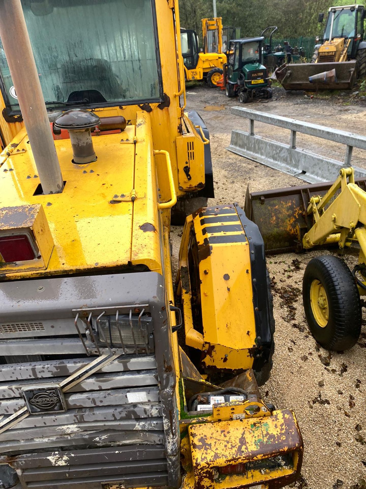 VOLVO L70C LOADING SHOVEL, RUNS AND LIFTS, BUT NO DASH LIGHTS SO FORWARD & REVERSE DONT WORK - Image 3 of 9