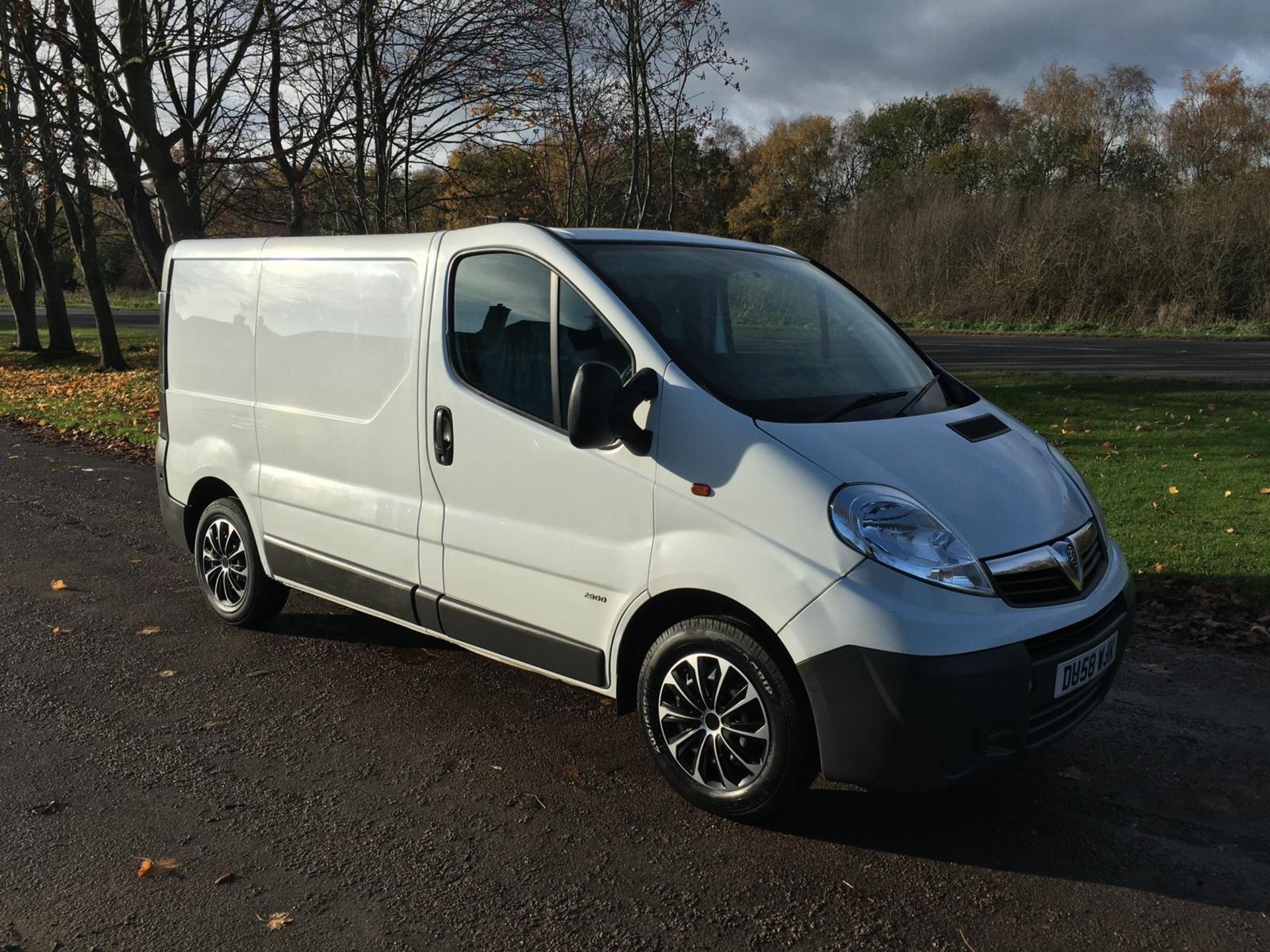 2008/58 REG VAUXHALL VIVARO 2900 CDTI SWB 2.0 DIESEL WHITE PANEL VAN, SHOWING 1 FORMER KEEPER