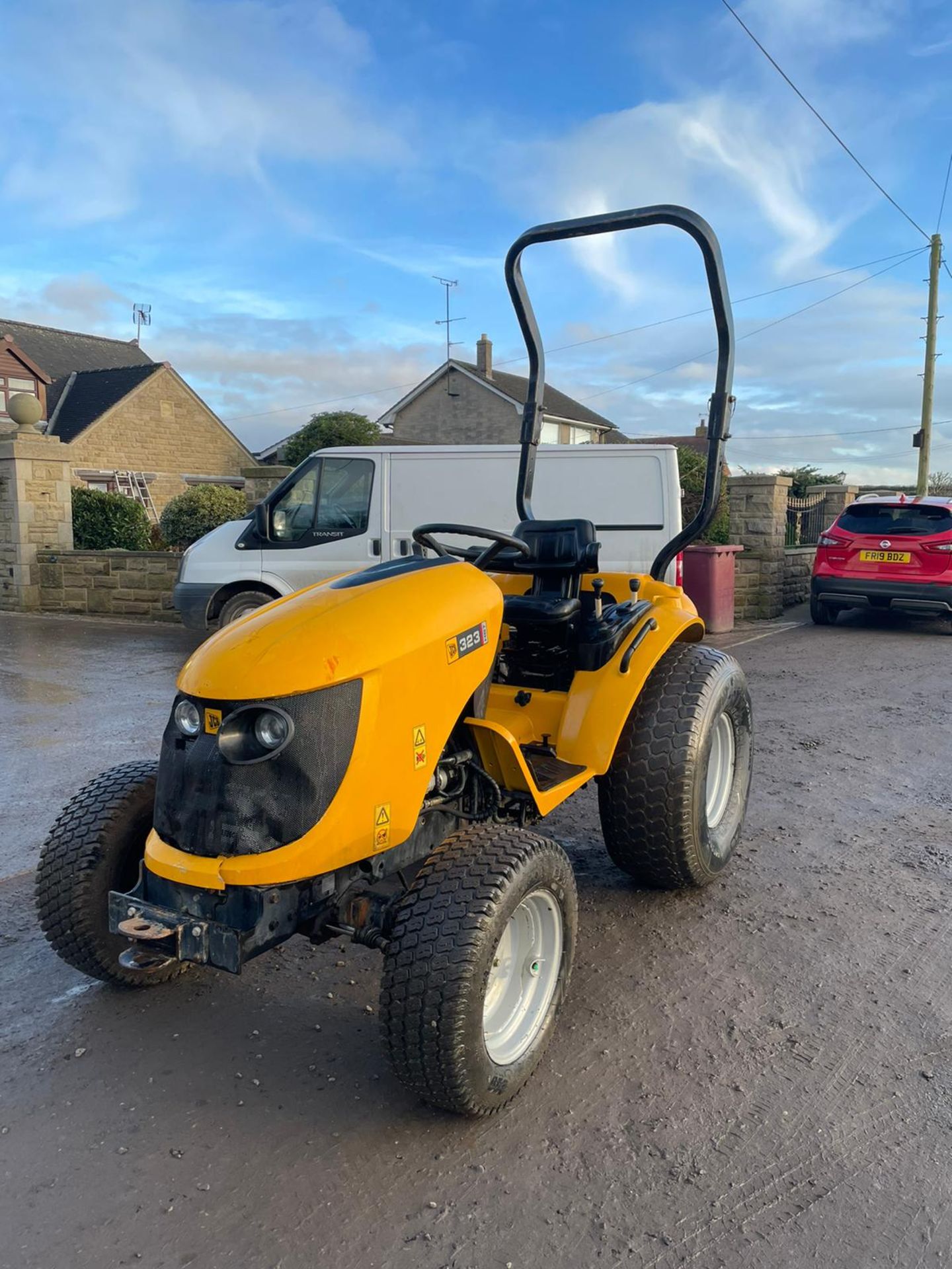 JCB 323 COMPACT TRACTOR, RUNS, WORKS, IN GOOD CONDITION, 4WD, GRASS TYRES, 3 POINT LINKAGE, DRAW BAR - Image 2 of 6