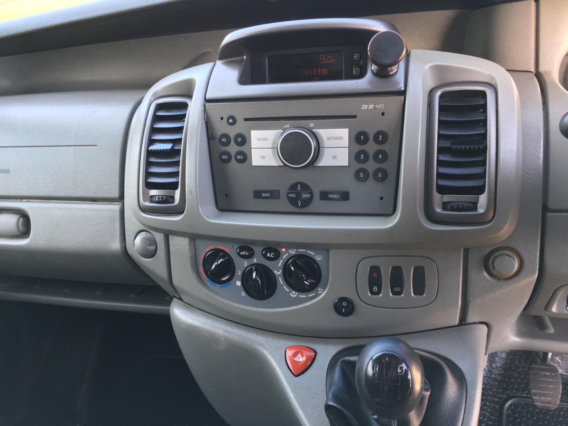 2008/58 REG VAUXHALL VIVARO 2900 CDTI SWB 2.0 DIESEL WHITE PANEL VAN, SHOWING 1 FORMER KEEPER - Image 10 of 12