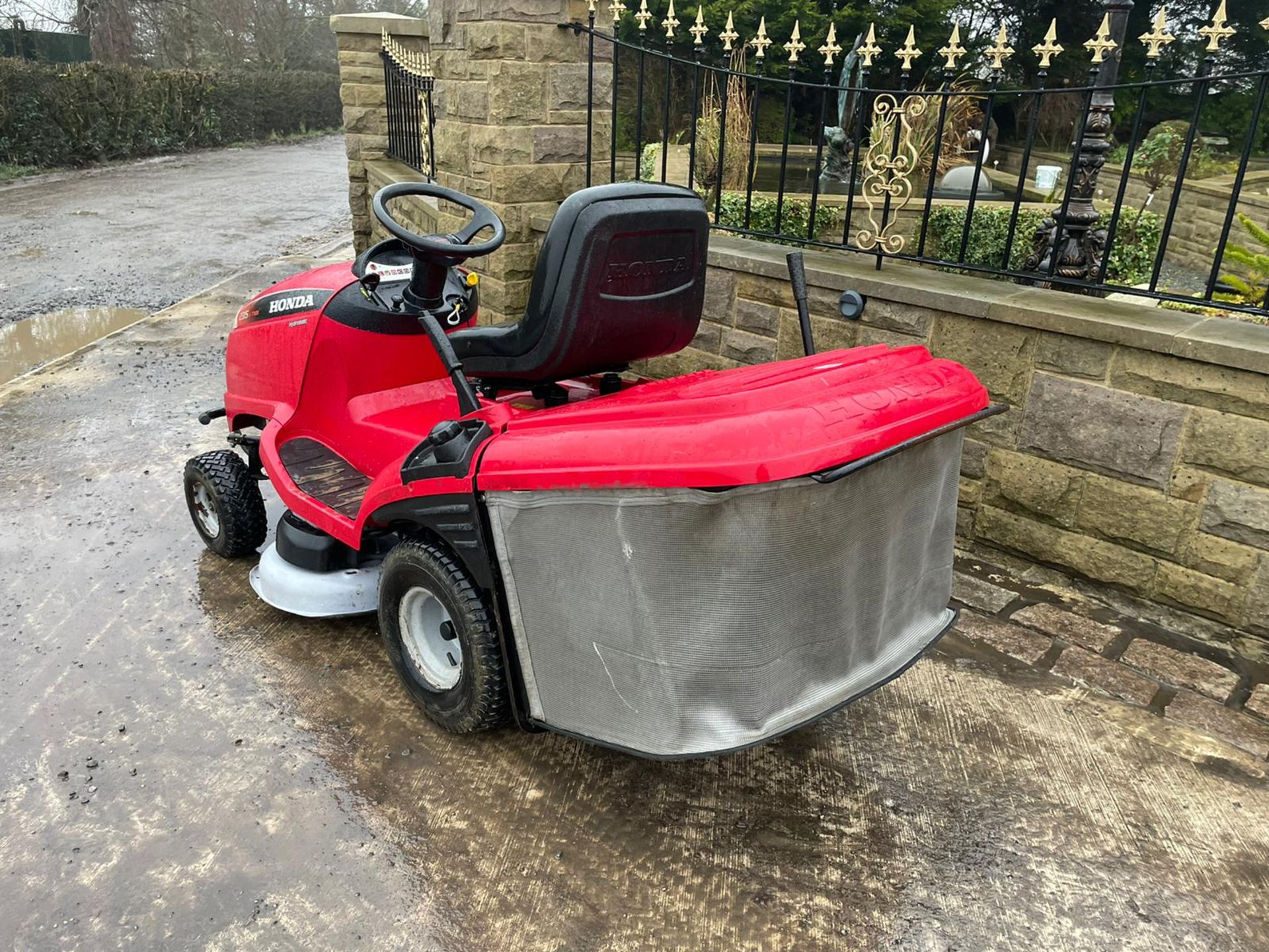 HONDA 2315 V TWIN RIDE ON MOWER, RUNS, DRIVES AND CUTS, CLEAN MACHINE *NO VAT* - Image 4 of 6