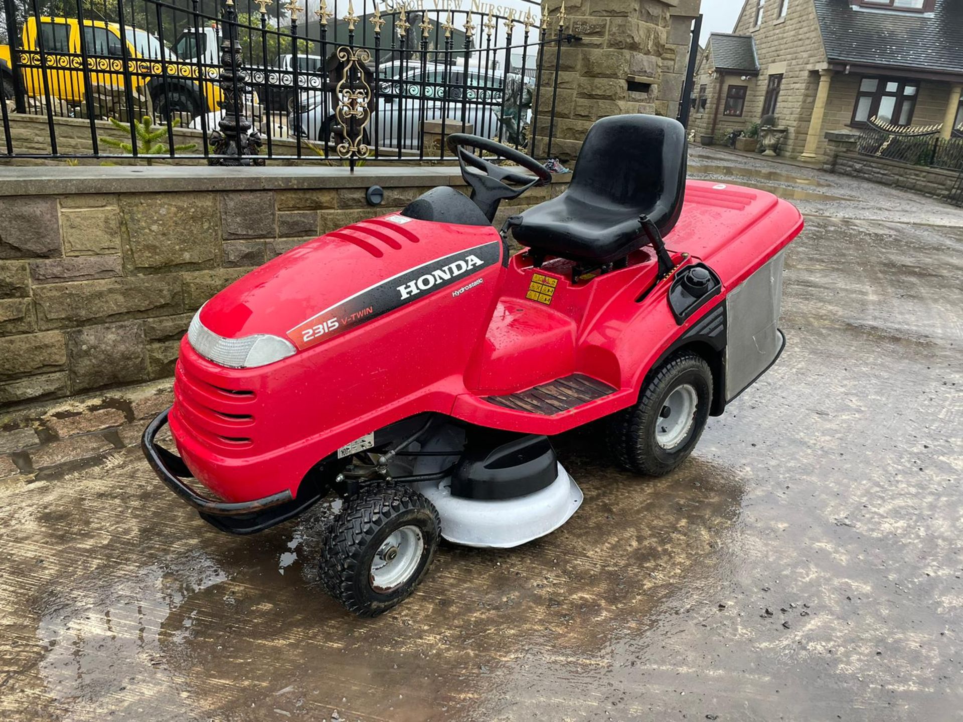 HONDA 2315 V TWIN RIDE ON MOWER, RUNS, DRIVES AND CUTS, CLEAN MACHINE *NO VAT*