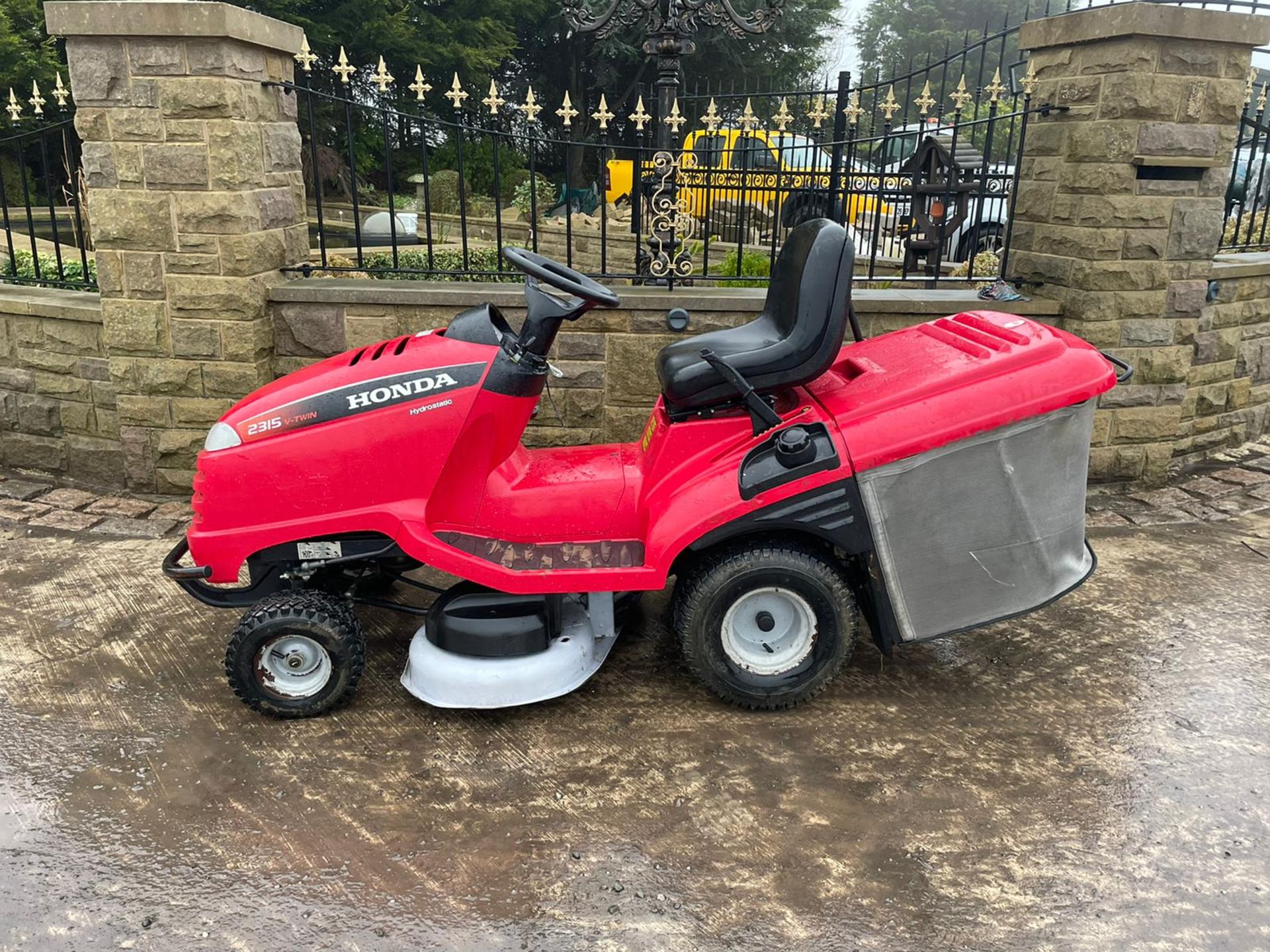 HONDA 2315 V TWIN RIDE ON MOWER, RUNS, DRIVES AND CUTS, CLEAN MACHINE *NO VAT* - Image 2 of 6