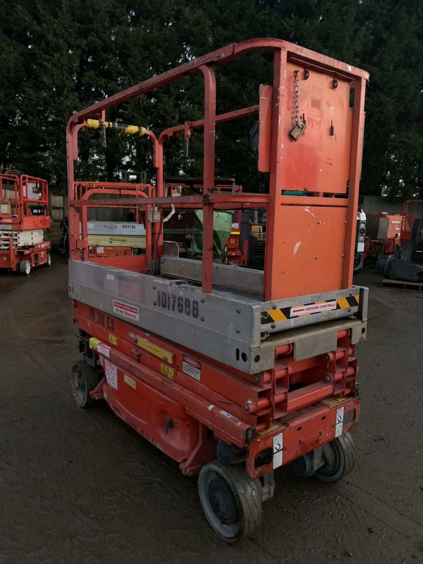 2010 JLG 1930ES SCISSOR LIFT, RUNS, DRIVES AND LIFTS, LOW 216 HOURS, EX HIRE COMPANY, COATES HIRE - Image 2 of 6