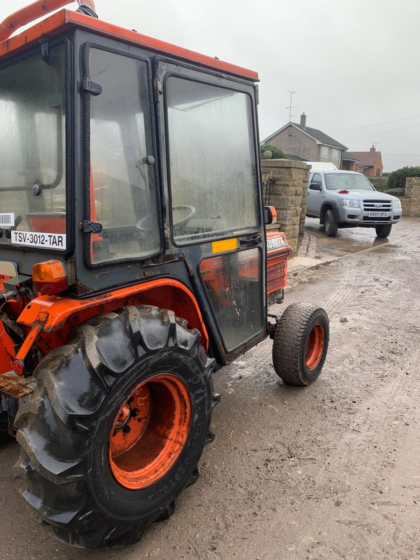 KUBOTA B2150 COMPACT TRACTOR, RUNS AND DRIVES, FULLY GLASS CAB, 275 HOURS *PLUS VAT* - Image 2 of 5