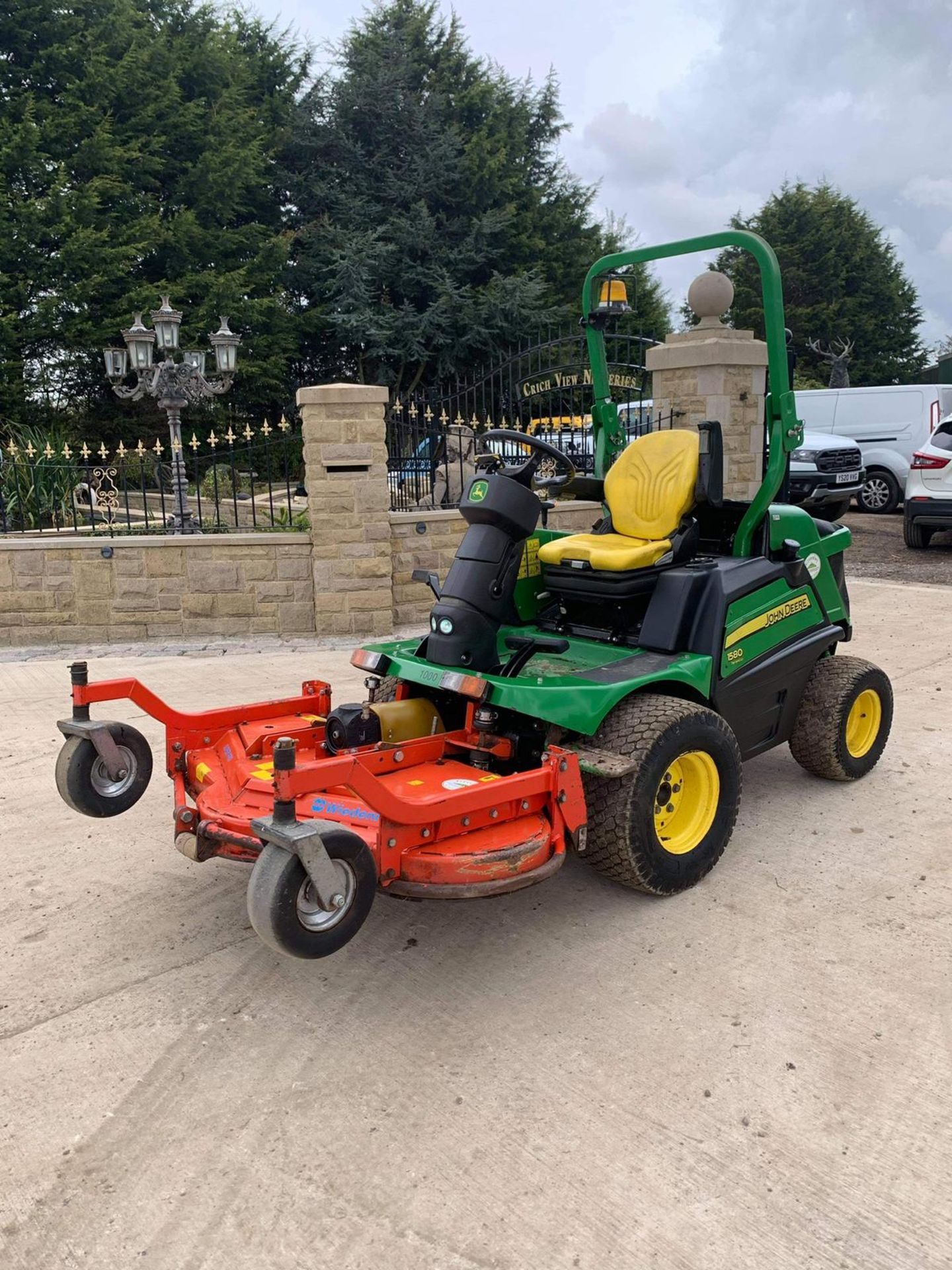 JOHN DEERE 1580 MOWER, RUNS, DRIVES AND CUTS, CLEAN MACHINE, 2370 HOURS, ROAD REGISTERED *PLUS VAT*