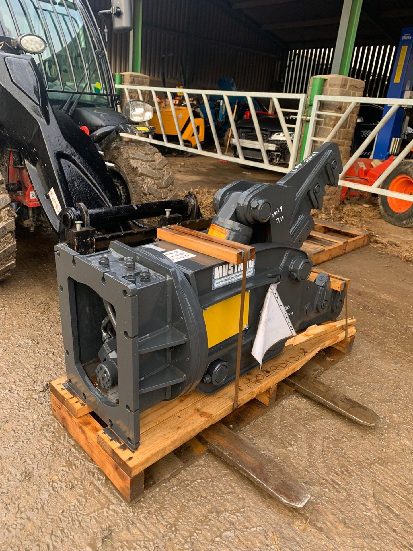 BRAND NEW AND UNUSED MUSTANG ROTATING PULVERIZER RK05, SUITABLE FOR EXCAVATOR *PLUS VAT* - Image 4 of 5