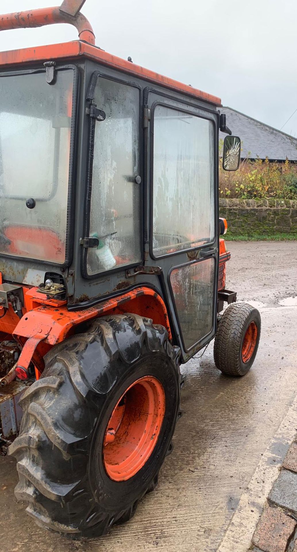 KUBOTA B2150 COMPACT TRACTOR, RUNS AND DRIVES, FULLY GLASS CAB, 1815 HOURS *PLUS VAT* - Image 2 of 5