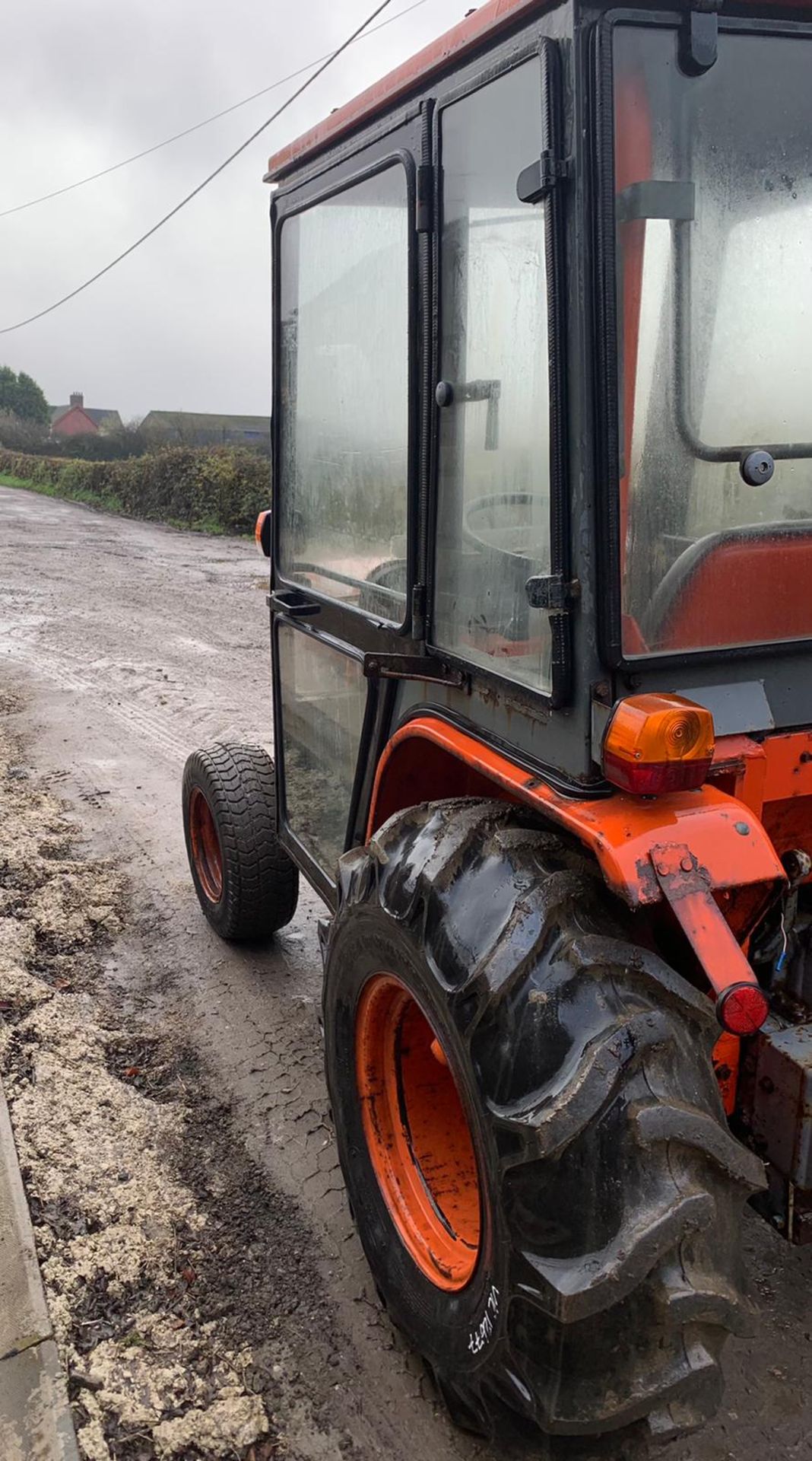 KUBOTA B2150 COMPACT TRACTOR, RUNS AND DRIVES, FULLY GLASS CAB, 275 HOURS *PLUS VAT* - Image 4 of 5