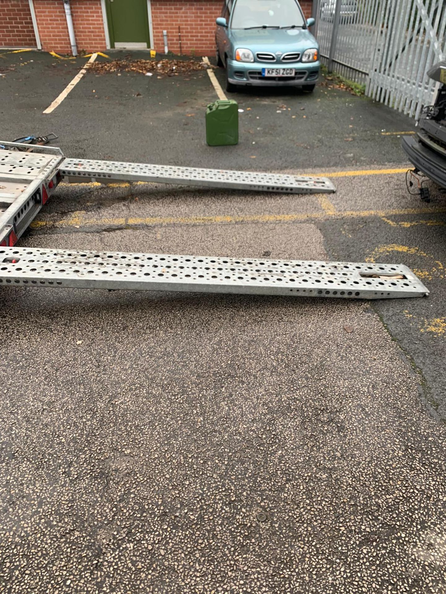 BRIAN JAMES TILT BED 3500 KG TRI-AXLE TRAILER, C/W RAMPS *PLUS VAT* - Image 4 of 9