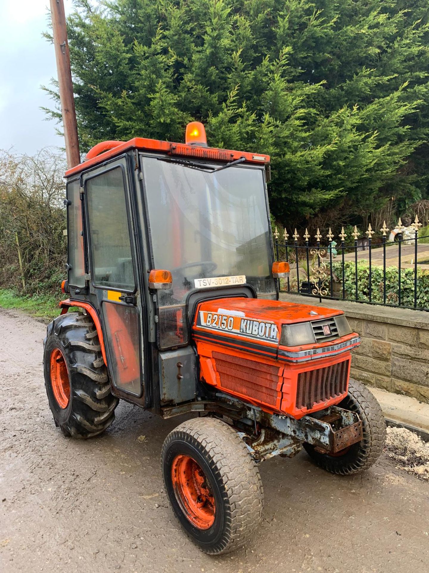KUBOTA B2150 COMPACT TRACTOR, RUNS AND DRIVES, FULLY GLASS CAB, 275 HOURS *PLUS VAT*