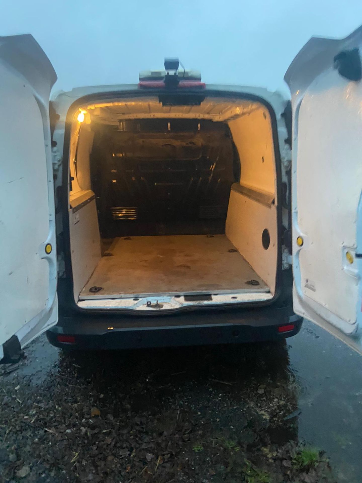 2015/15 REG FORD TRANSIT CONNECT 200 ECONETIC 1.6 DIESEL WHITE PANEL VAN, SHOWING 0 FORMER KEEPERS - Image 6 of 9