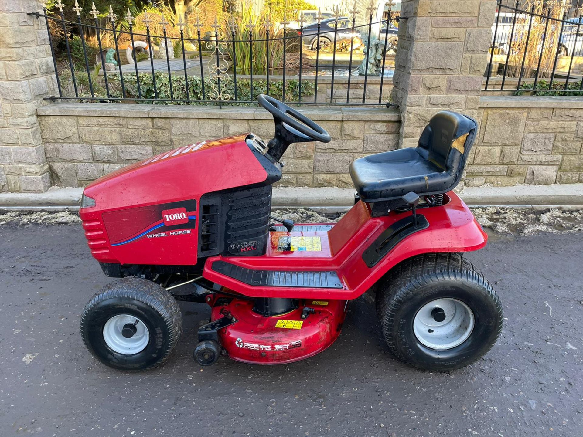 TORO 14-38 HXL RIDE ON MOWER, RUNS, DRIVES AND CUTS, CLEAN MACHINE *NO VAT*