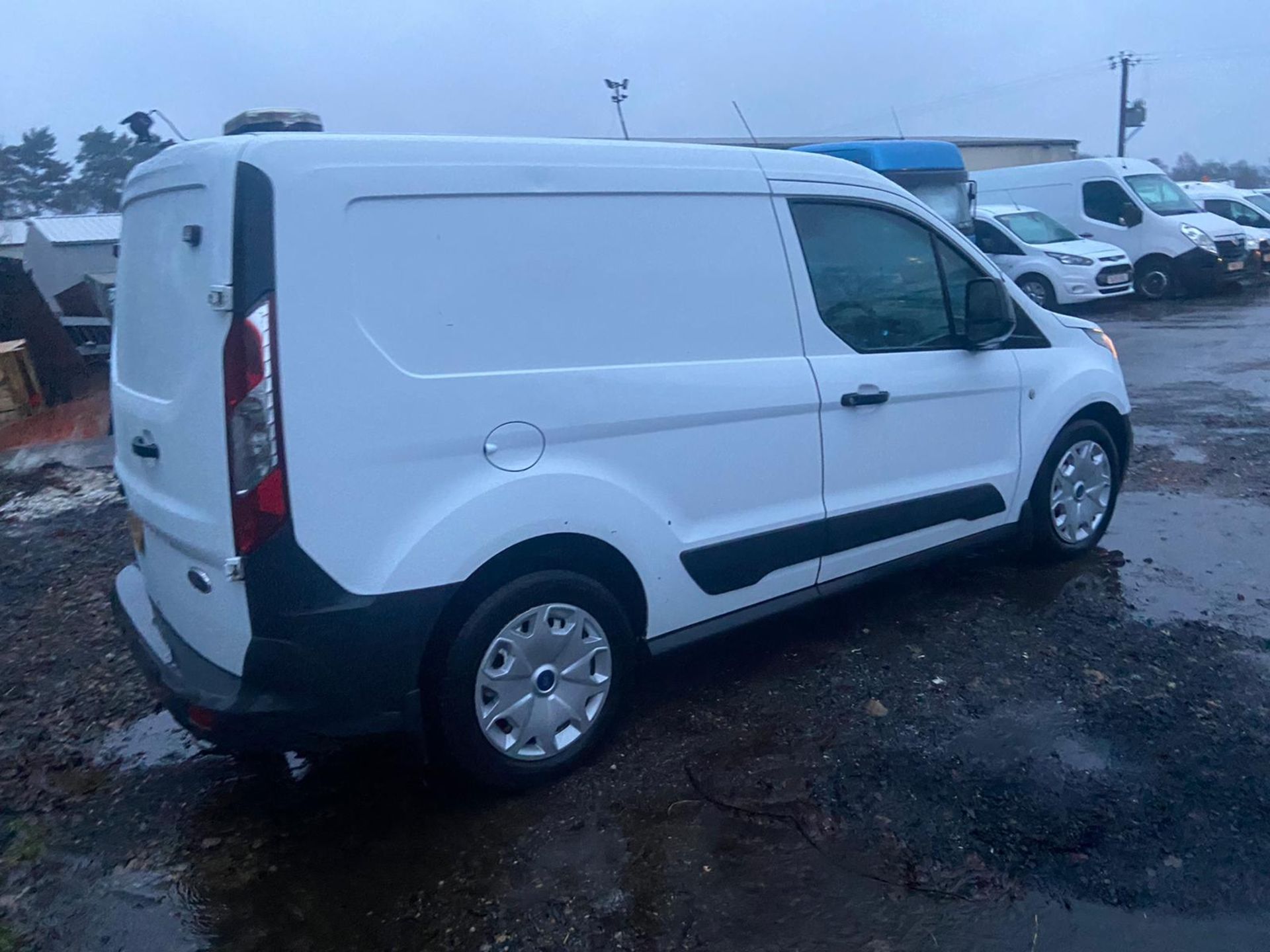 2015/15 REG FORD TRANSIT CONNECT 200 ECONETIC 1.6 DIESEL WHITE PANEL VAN, SHOWING 0 FORMER KEEPERS - Image 7 of 9