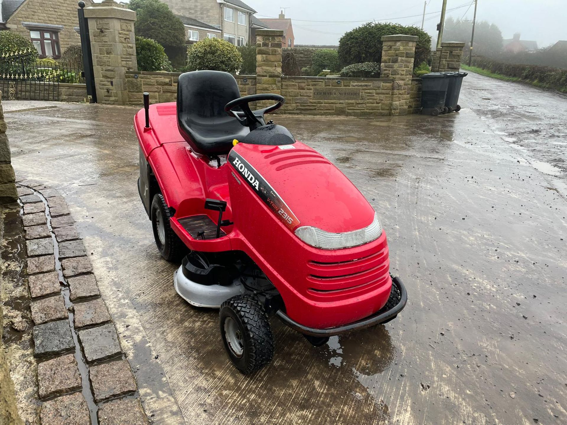 HONDA 2315 V TWIN RIDE ON MOWER, RUNS, DRIVES AND CUTS, CLEAN MACHINE *NO VAT* - Image 3 of 6